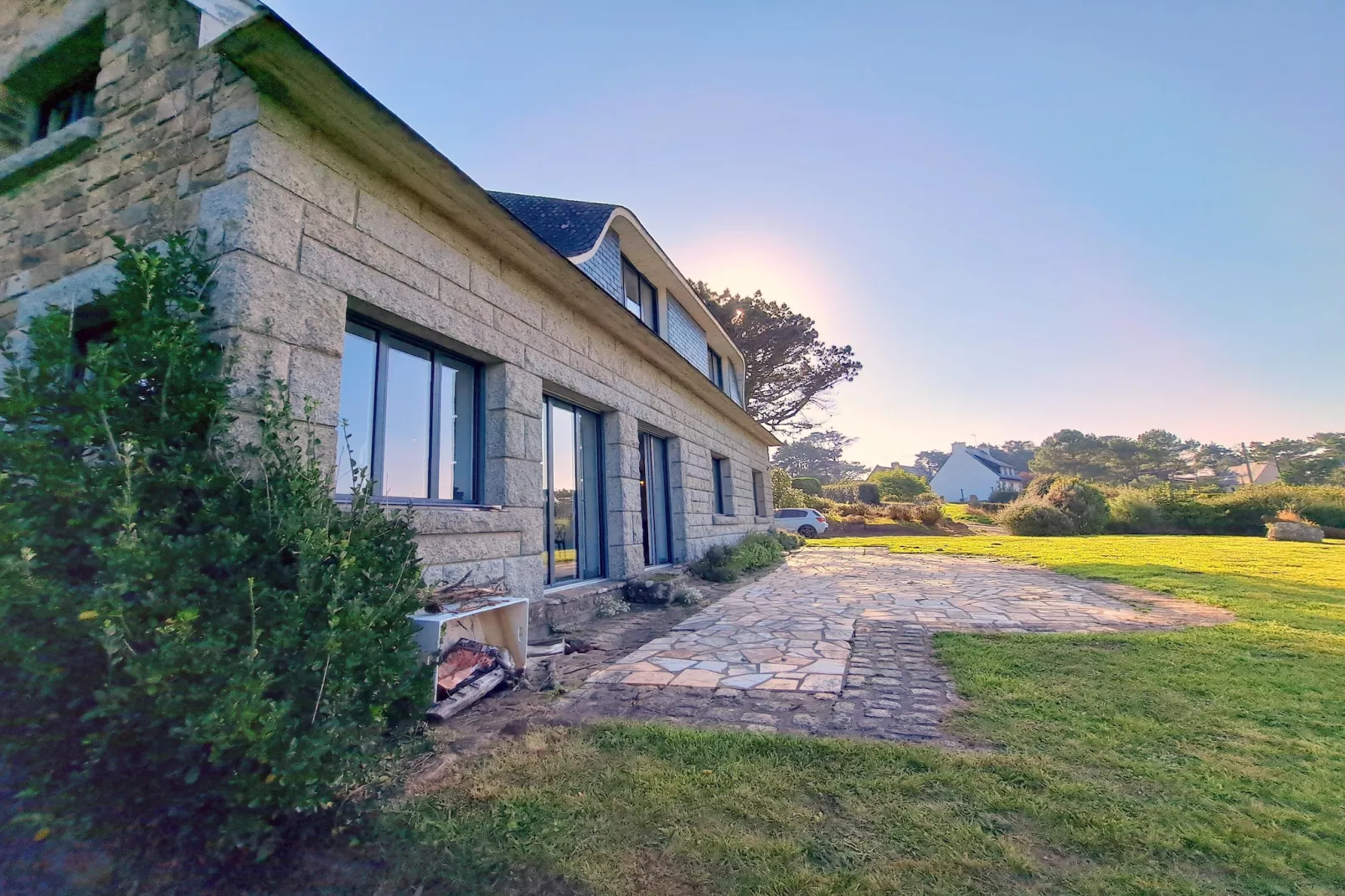 Granitsteinhaus in Nevez - Exterior in summer