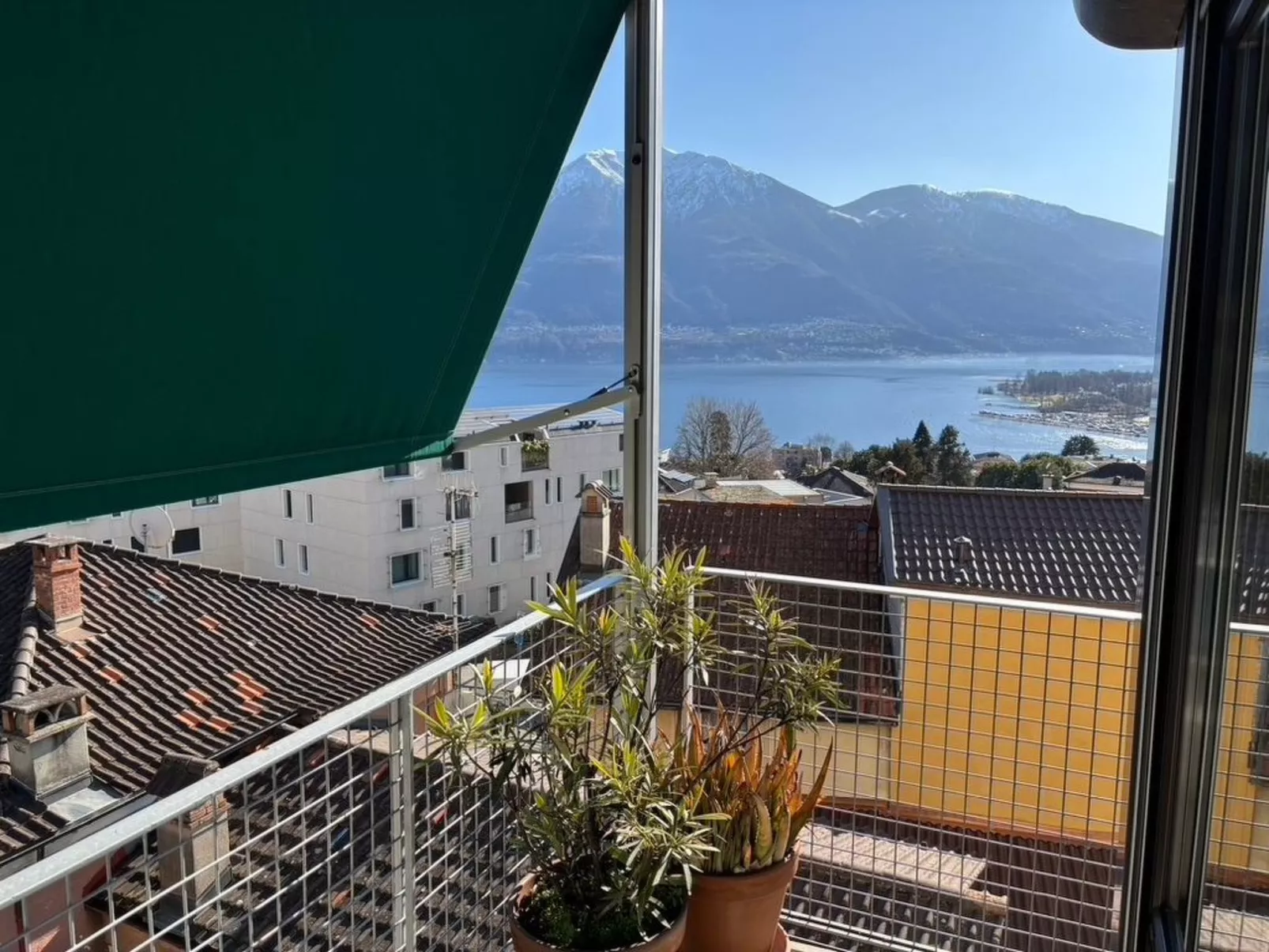 Freie Sicht auf See und Berge - Draußen