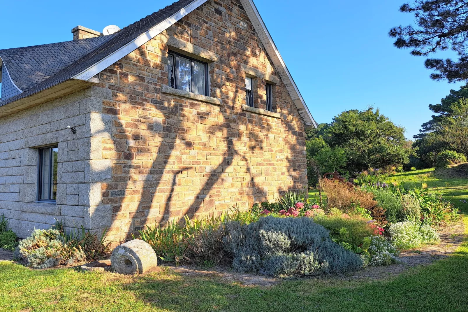 Granitsteinhaus in Nevez - Exterior in summer