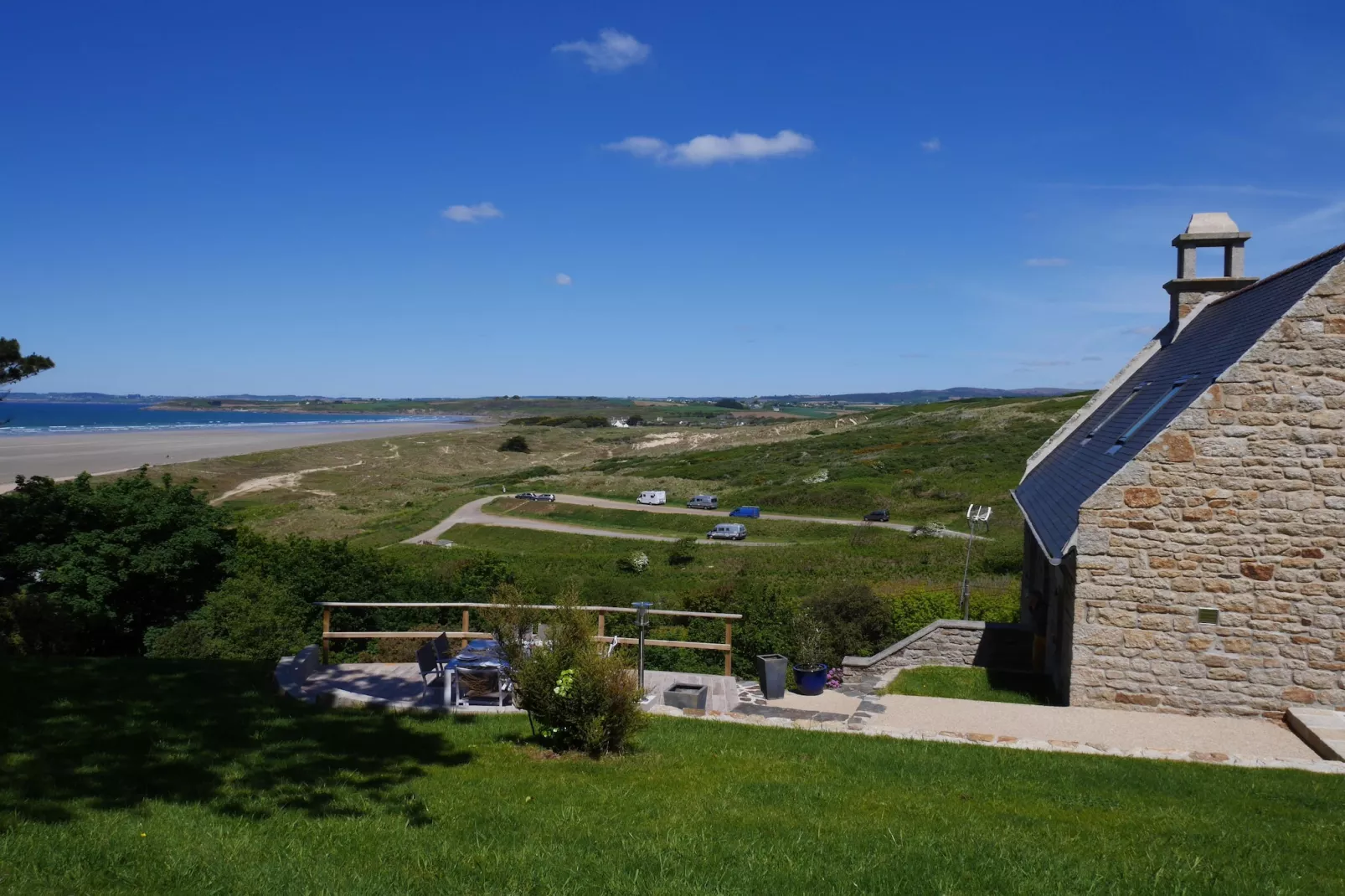 Ferienhaus mit Panorama-Meerblick Plonévez-Porzay - Außenbereich Sommer