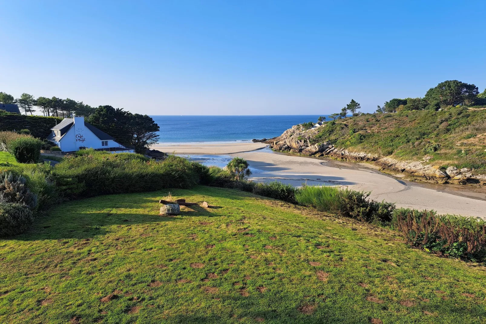 Granitsteinhaus in Nevez - View in summer