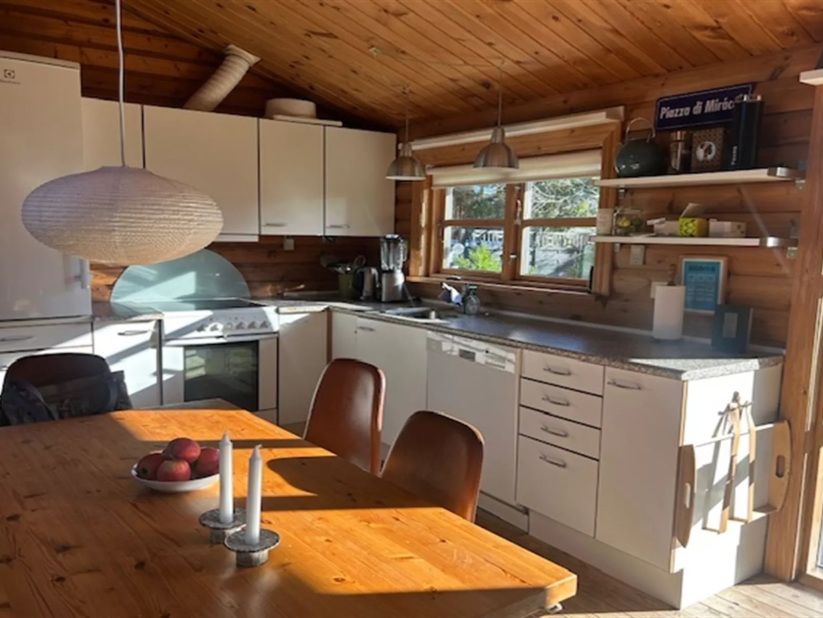 "Tjarko" - 690m to the fjord - Drinnen