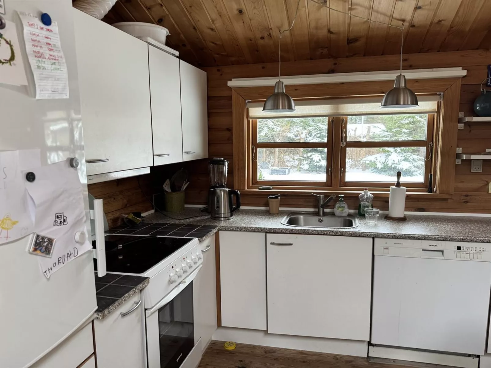 "Tjarko" - 690m to the fjord - Drinnen