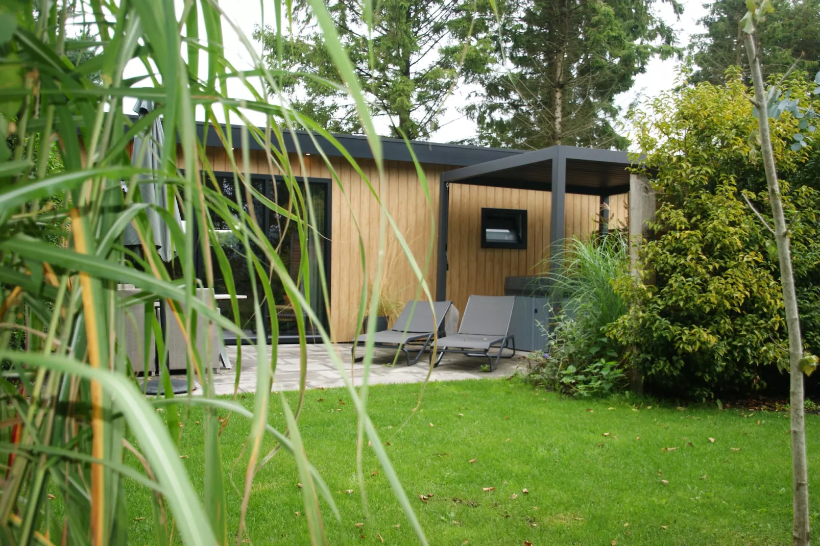 Wellnesslodge Scholekster 4p - Garten Sommer