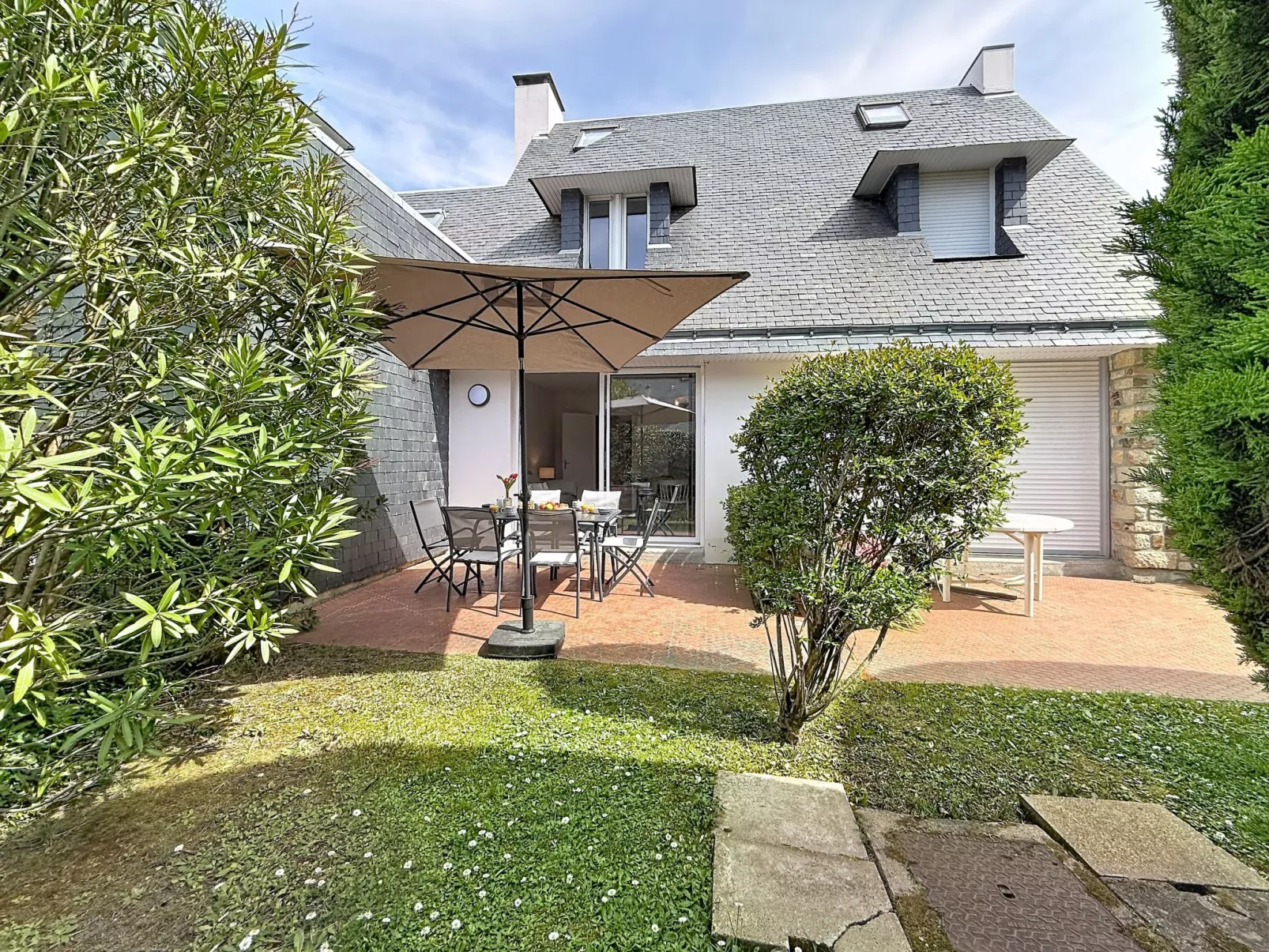 Village de Légenèse - Outside