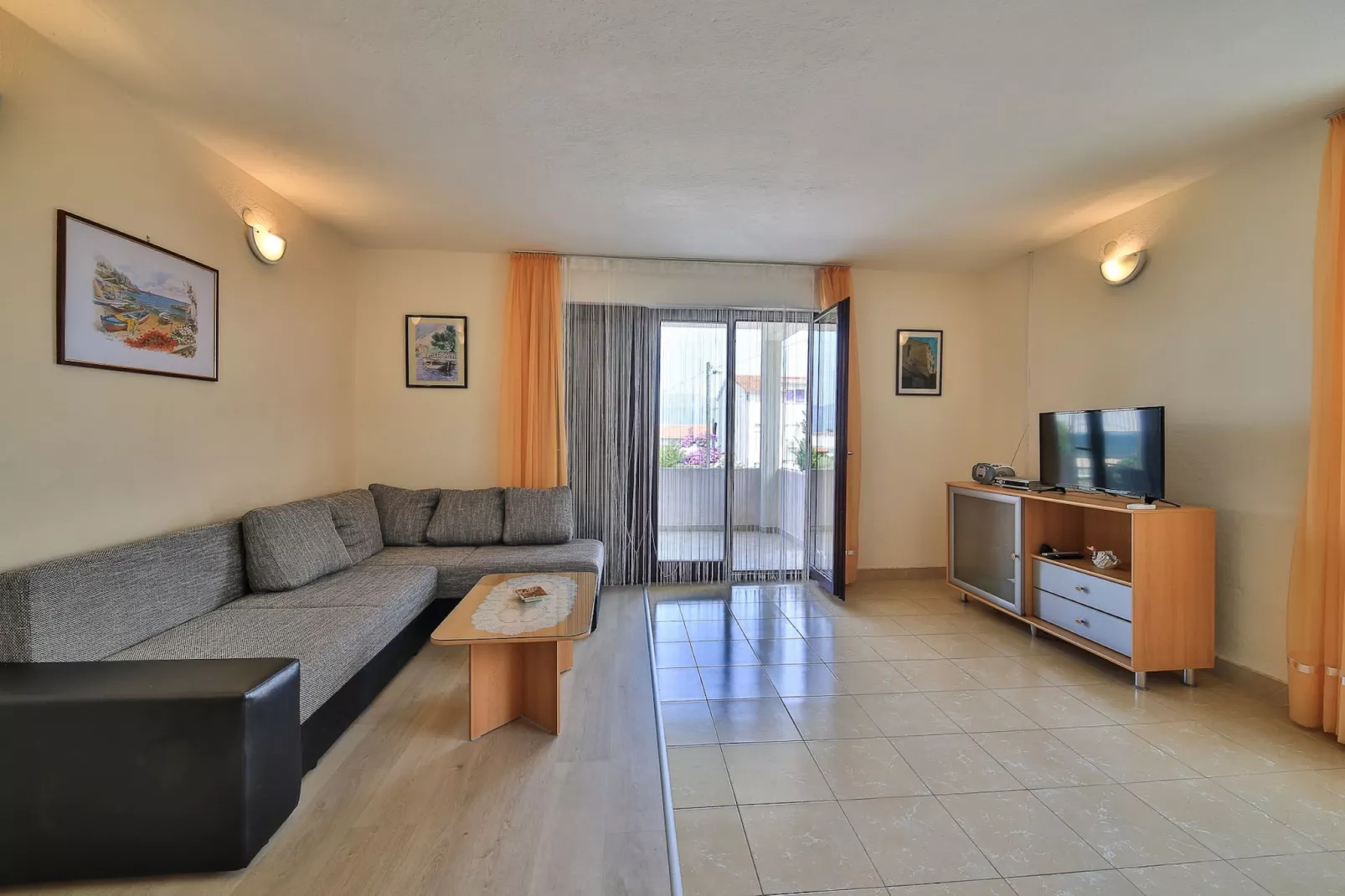 Cozy Beachfront Holiday Home Slatine - Five Bedroom Holiday Home with Terrace and Sea View
