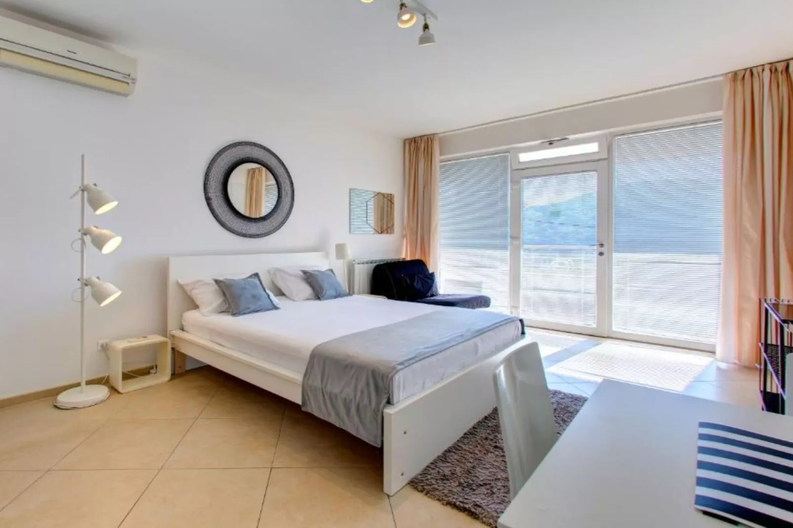 One-Bedroom Apartment With Balcony And Sea View (Deluxe)