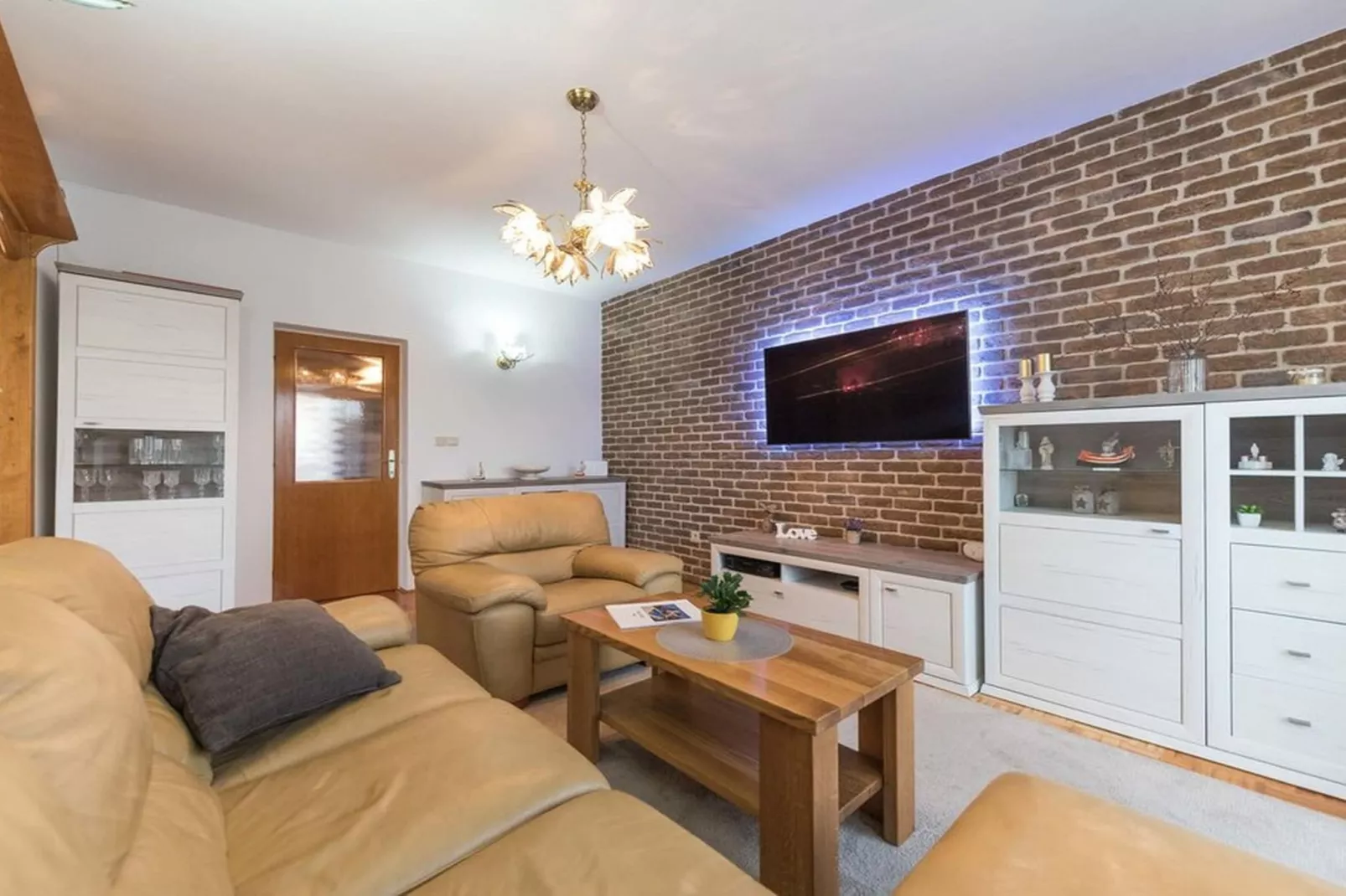 Relaxing Holiday Home with Pool, Fitness Area, and Entertainment Facilities - Six Bedroom Holiday Home