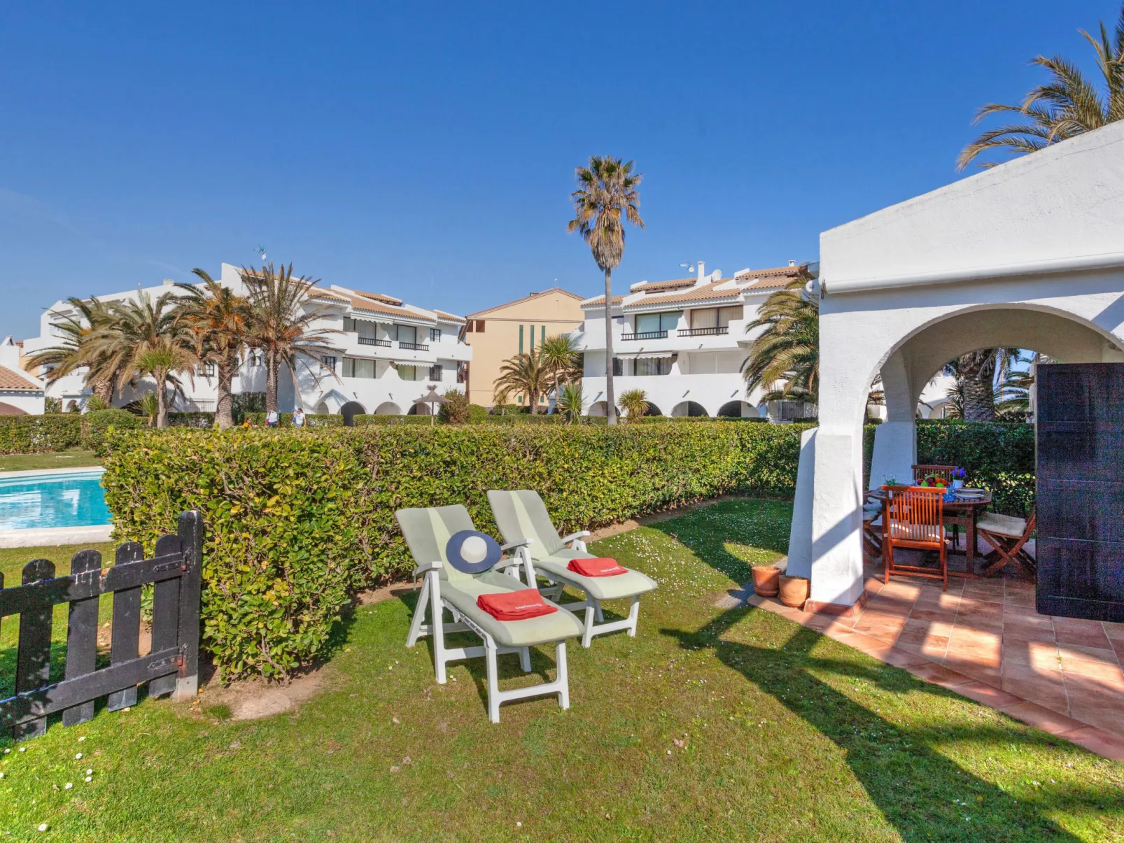 Green garden & house Pals Beach - Draußen