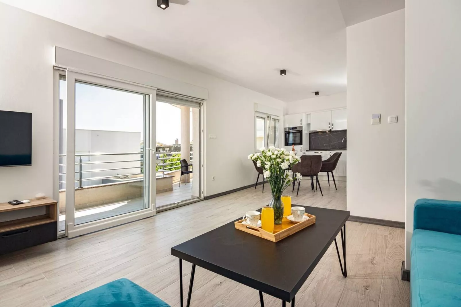 Modern Apartments with Private Balcony - One Bedroom Apartment (Owner S1) - Wohnzimmer
