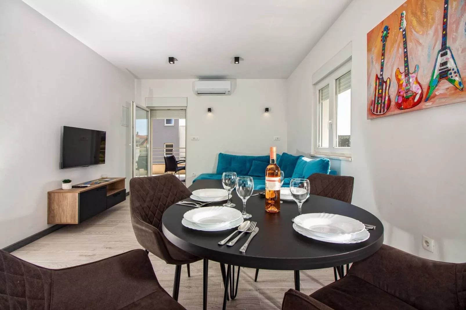 Modern Apartments with Private Balcony - Premium One Bedroom Apartment (Owner S2) - Wohnzimmer