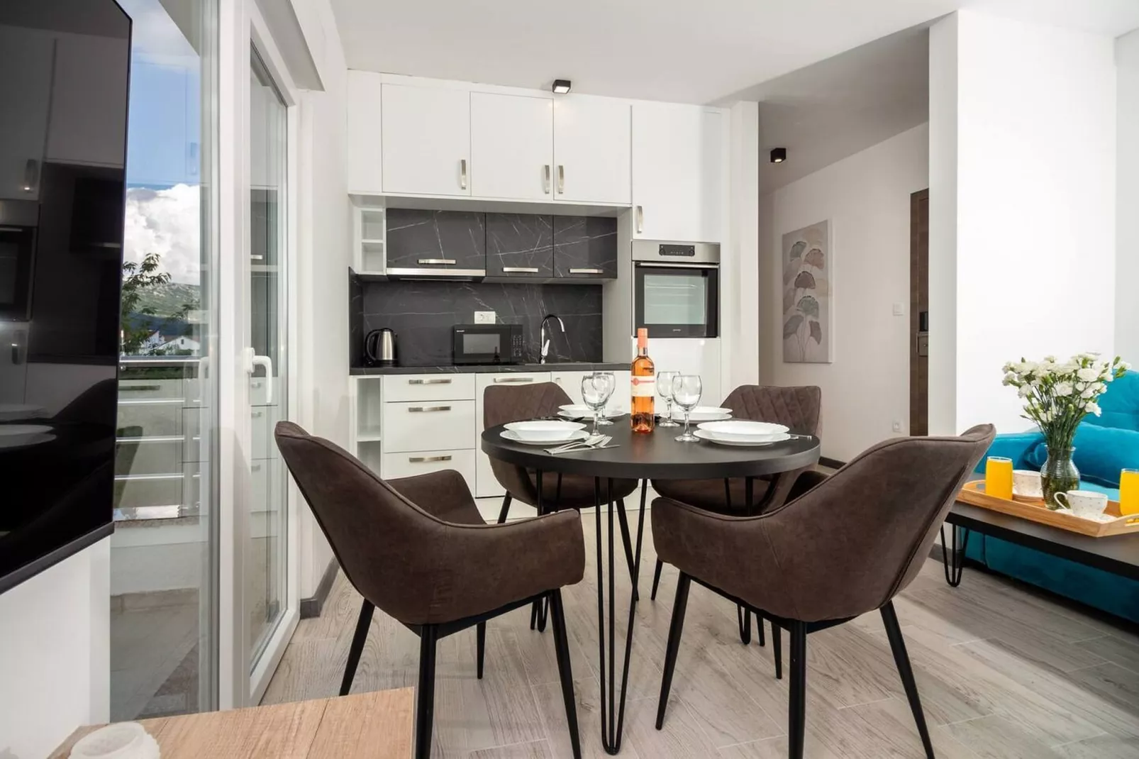 Modern Apartments with Private Balcony - Deluxe One Bedroom Apartment (Owner S3) - Esszimmer