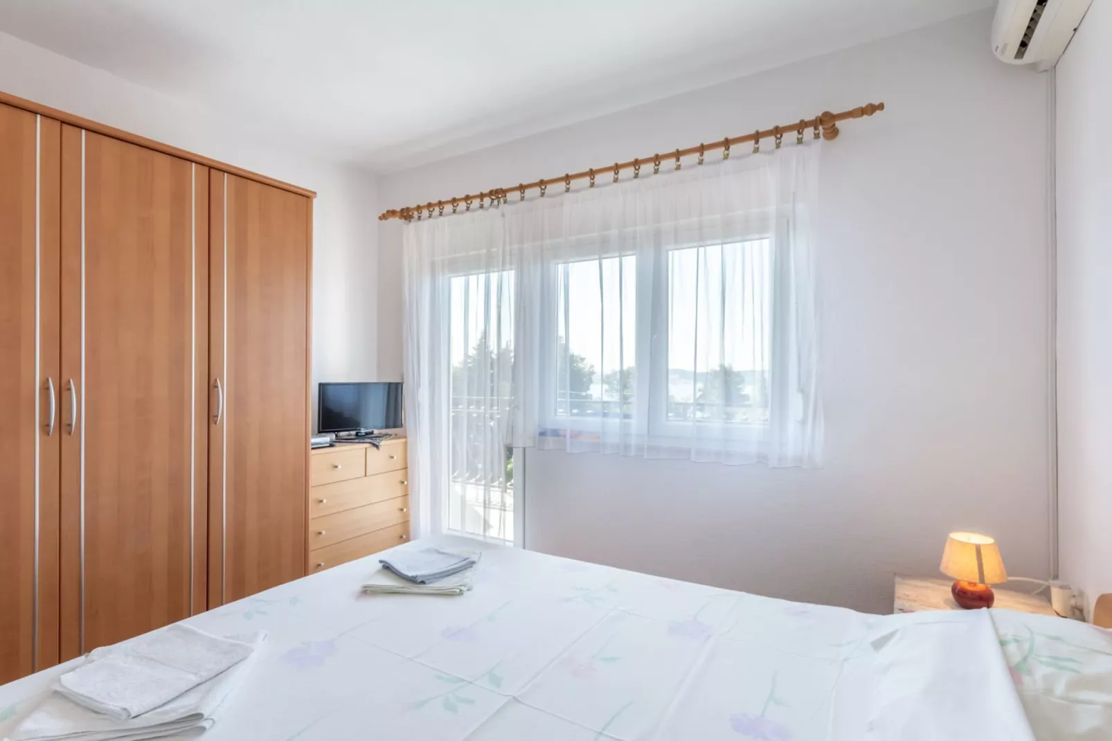 Charming Trogir Apartments with Balcony - One Bedroom Apartment with Balcony - Bedroom