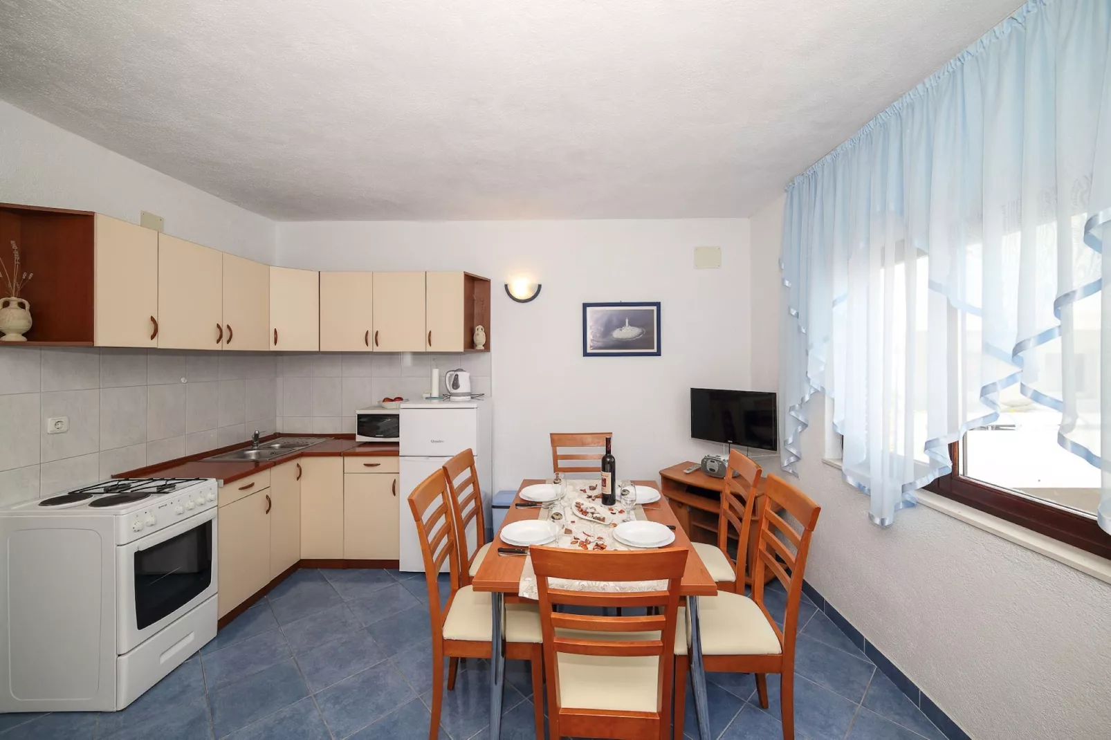 Cozy Beachfront Holiday Home Slatine - Five Bedroom Holiday Home with Terrace and Sea View - Kitchen
