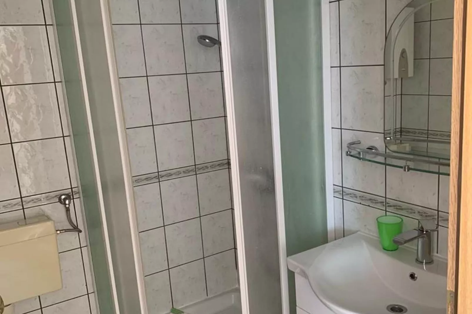 Mastrinka Bright Apartment with Free Parking and Modern Amenities - Two Bedroom Apartment - Bathroom