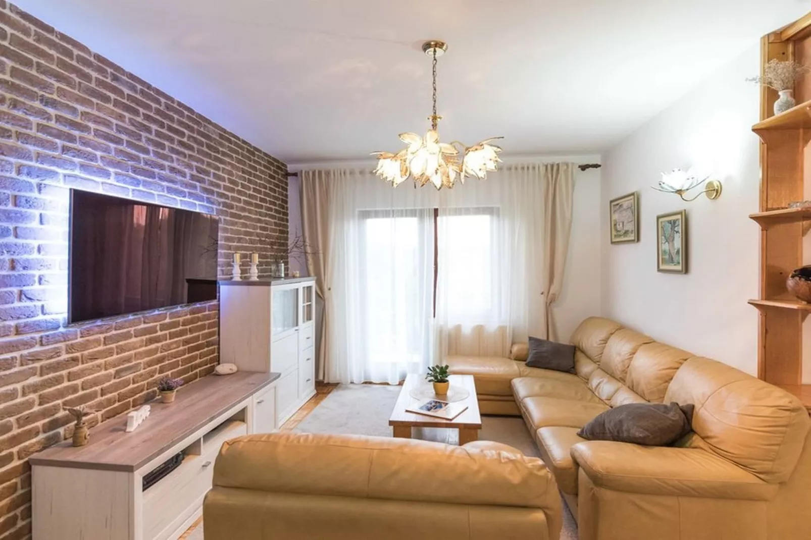 Relaxing Holiday Home with Pool, Fitness Area, and Entertainment Facilities - Six Bedroom Holiday Home - Wohnzimmer