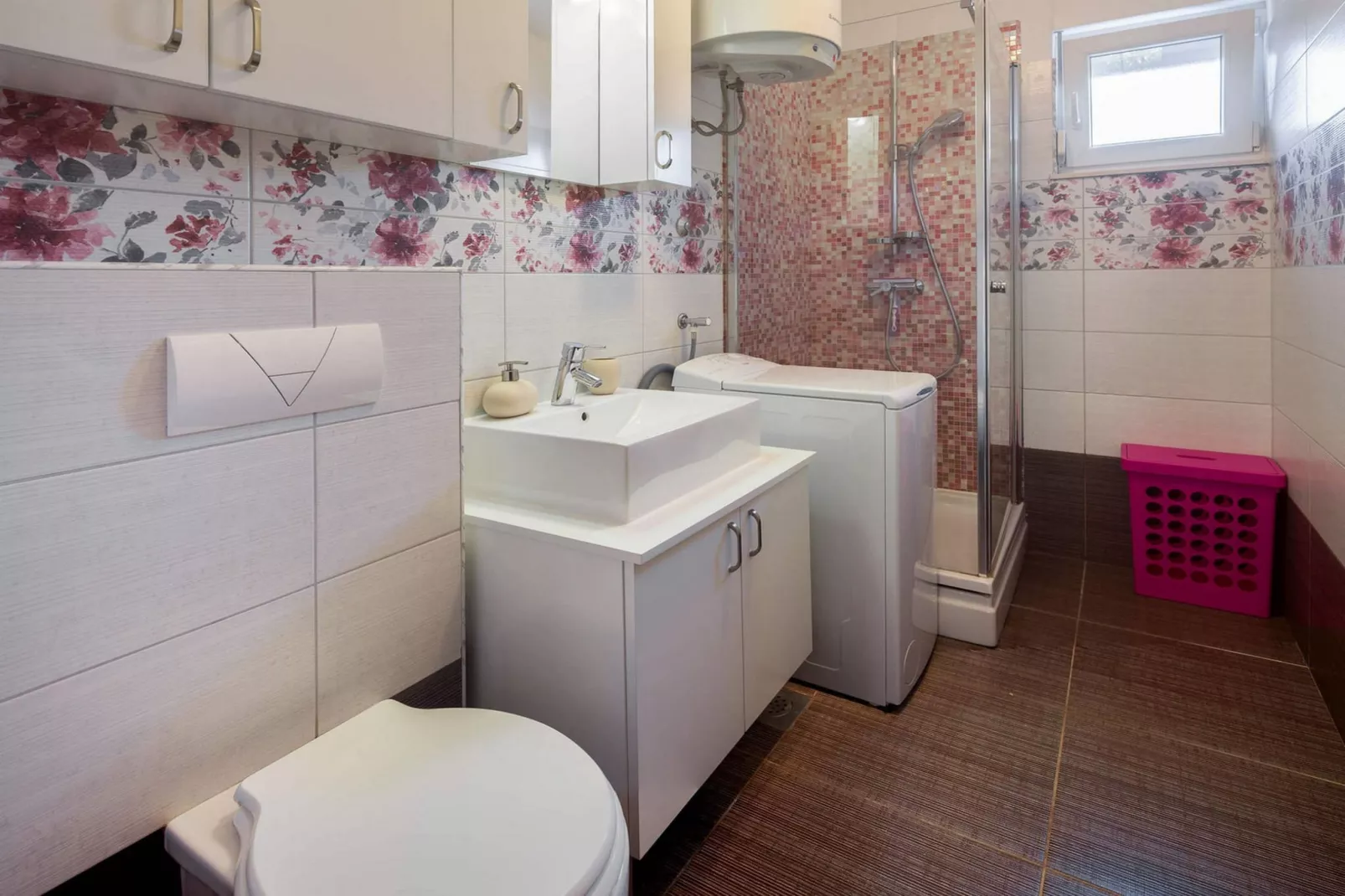 Elegant Hideaway Apartment with Pool - Two Bedroom Apartment with Pool - Badezimmer