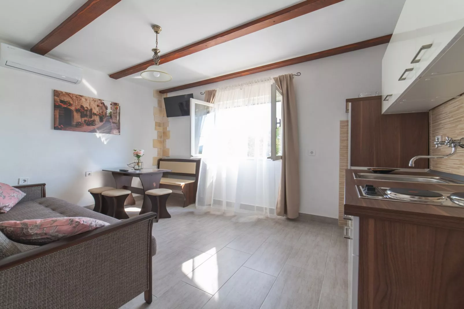 Serene Retreat Holiday Home with Pool - Two Bedroom Holiday Home with Pool - Küche