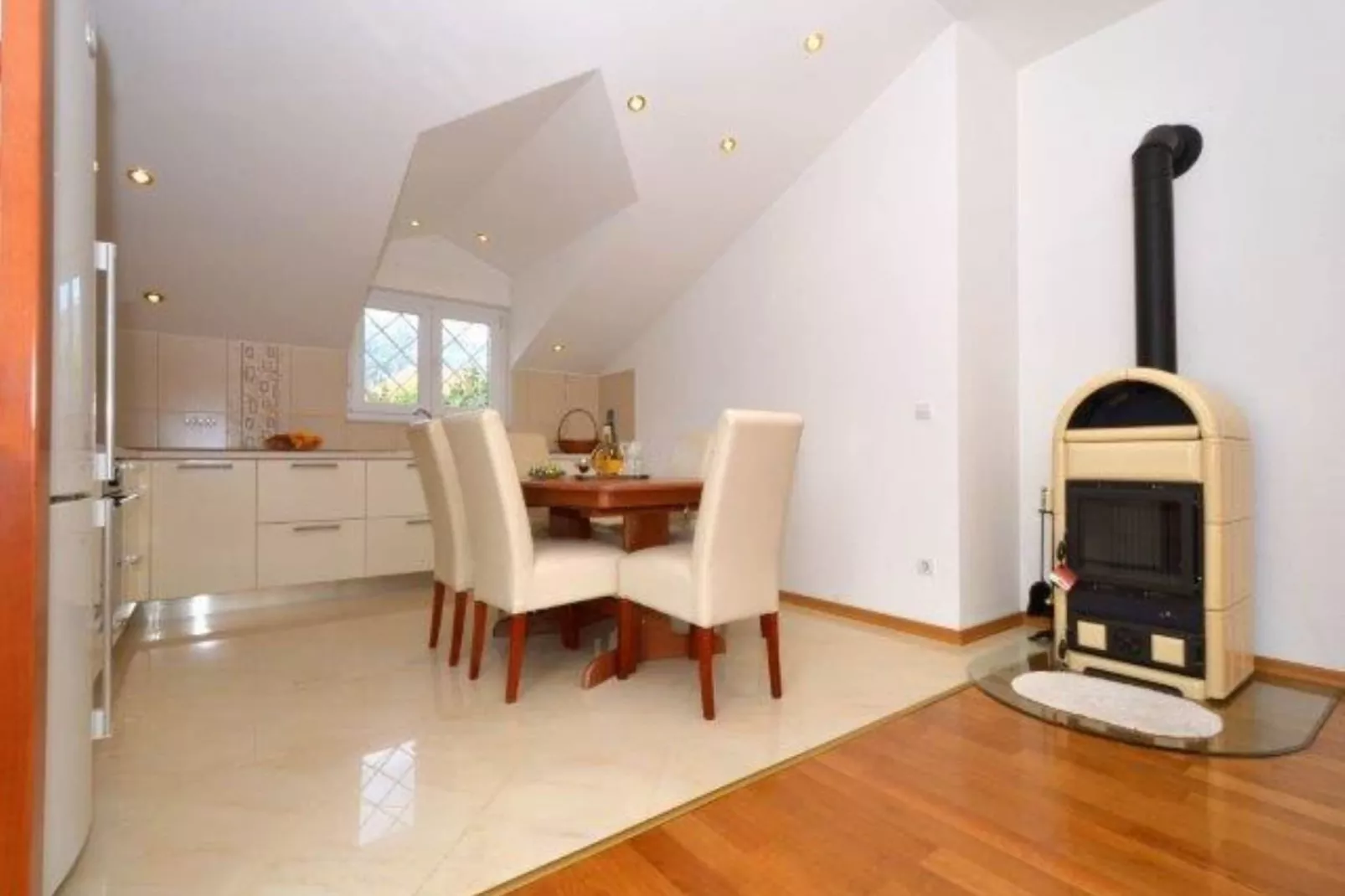 Bright Kaštela Apartment with Balcony and Private Parking - Two Bedroom Apartment - Küche