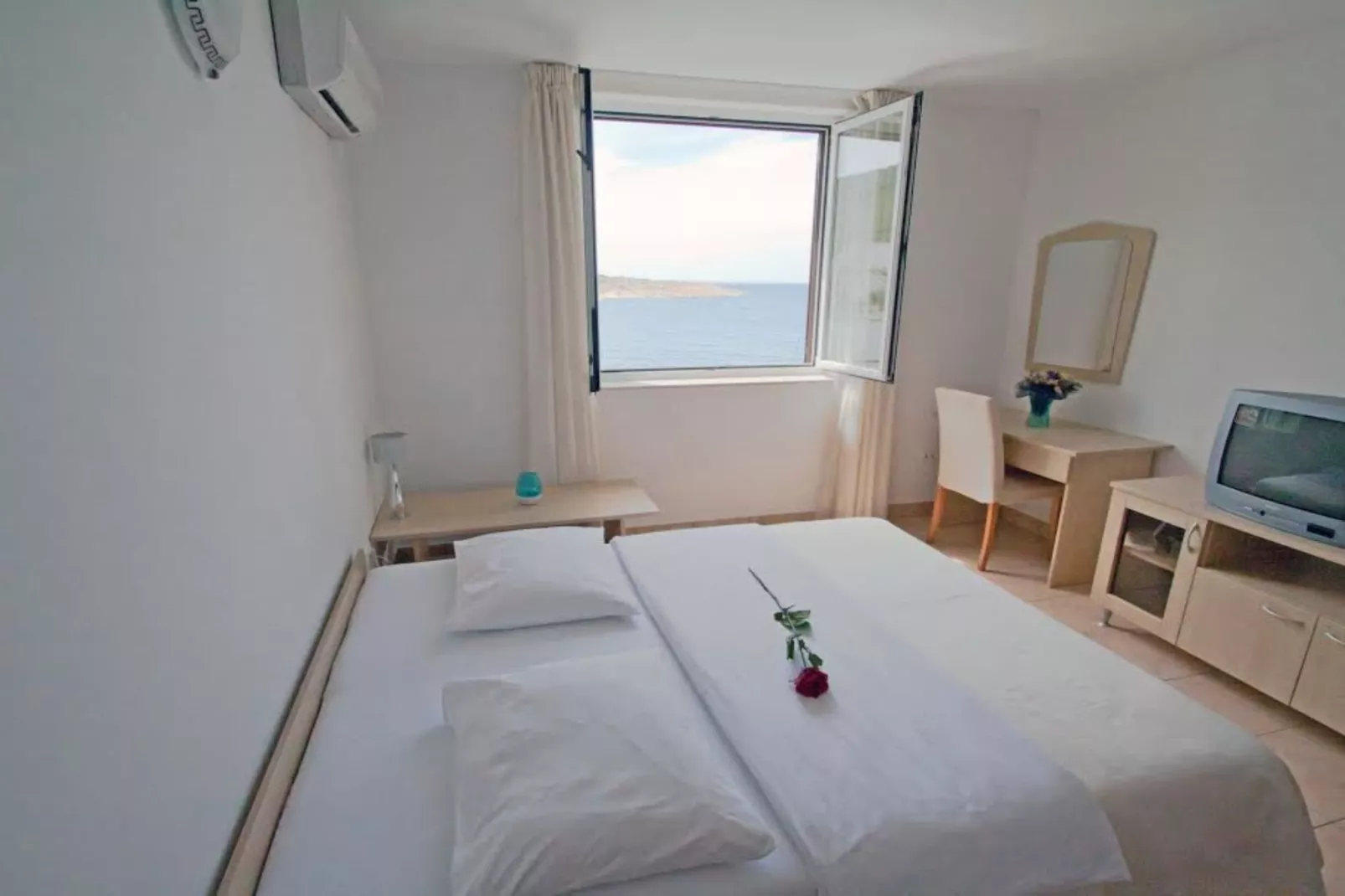 Beachfront Apartments Tamarix - Studio Apartment 3 - Bedroom