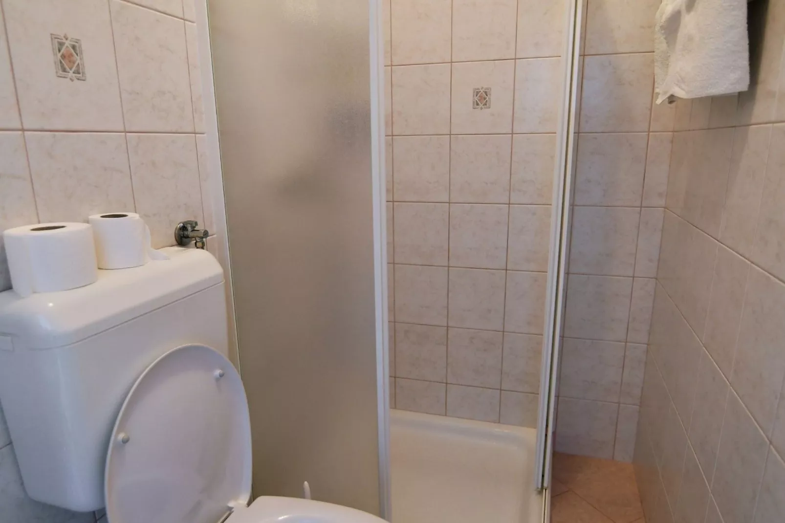 Scenic Retreat Rooms and Family Apartments - Double Room with Balcony 1 - Badezimmer