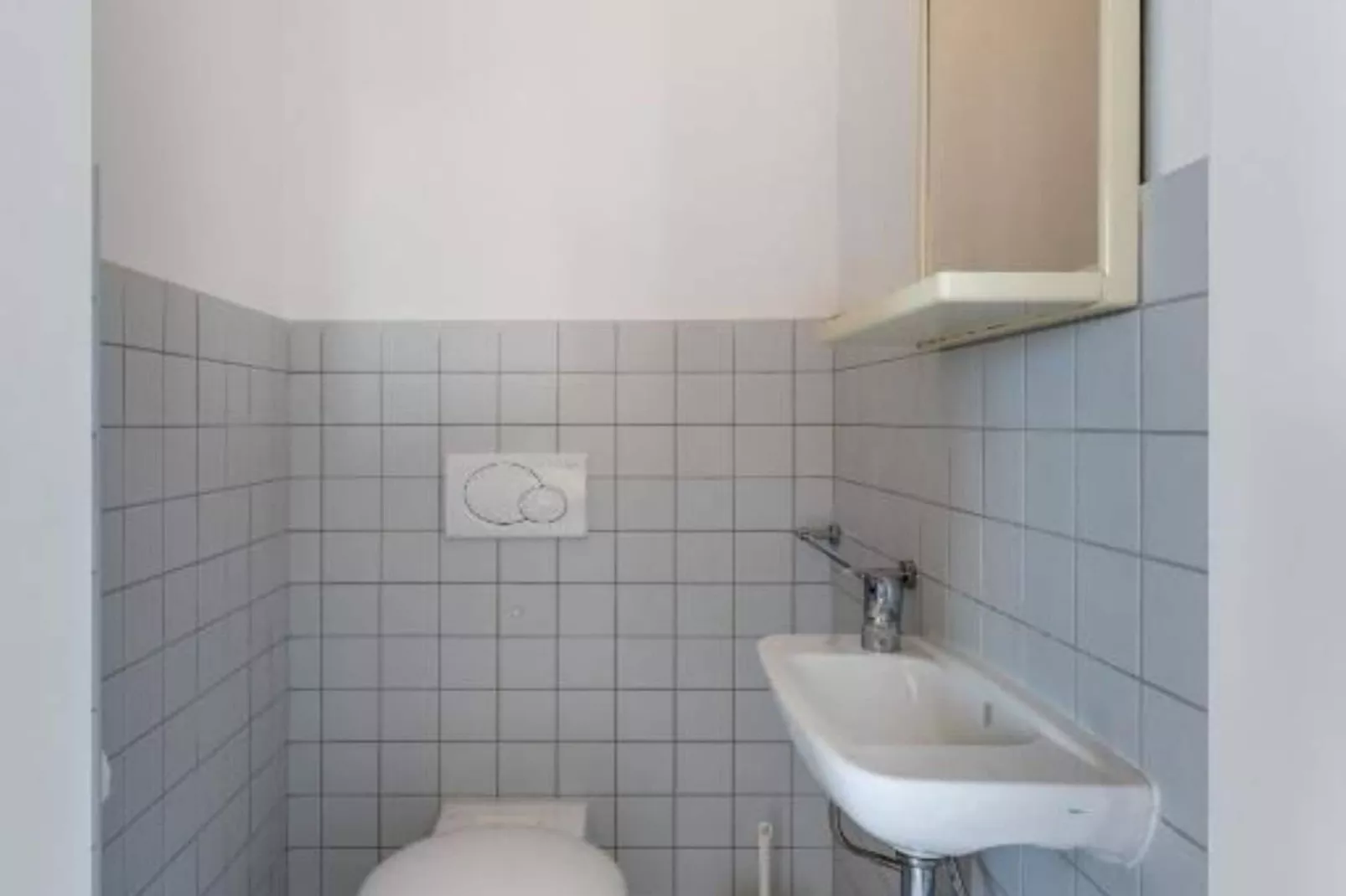Beachside Serenity Apartments in Barbot - One Bedroom Apartment with Balcony (Owner YELLOW) - Salle de bain