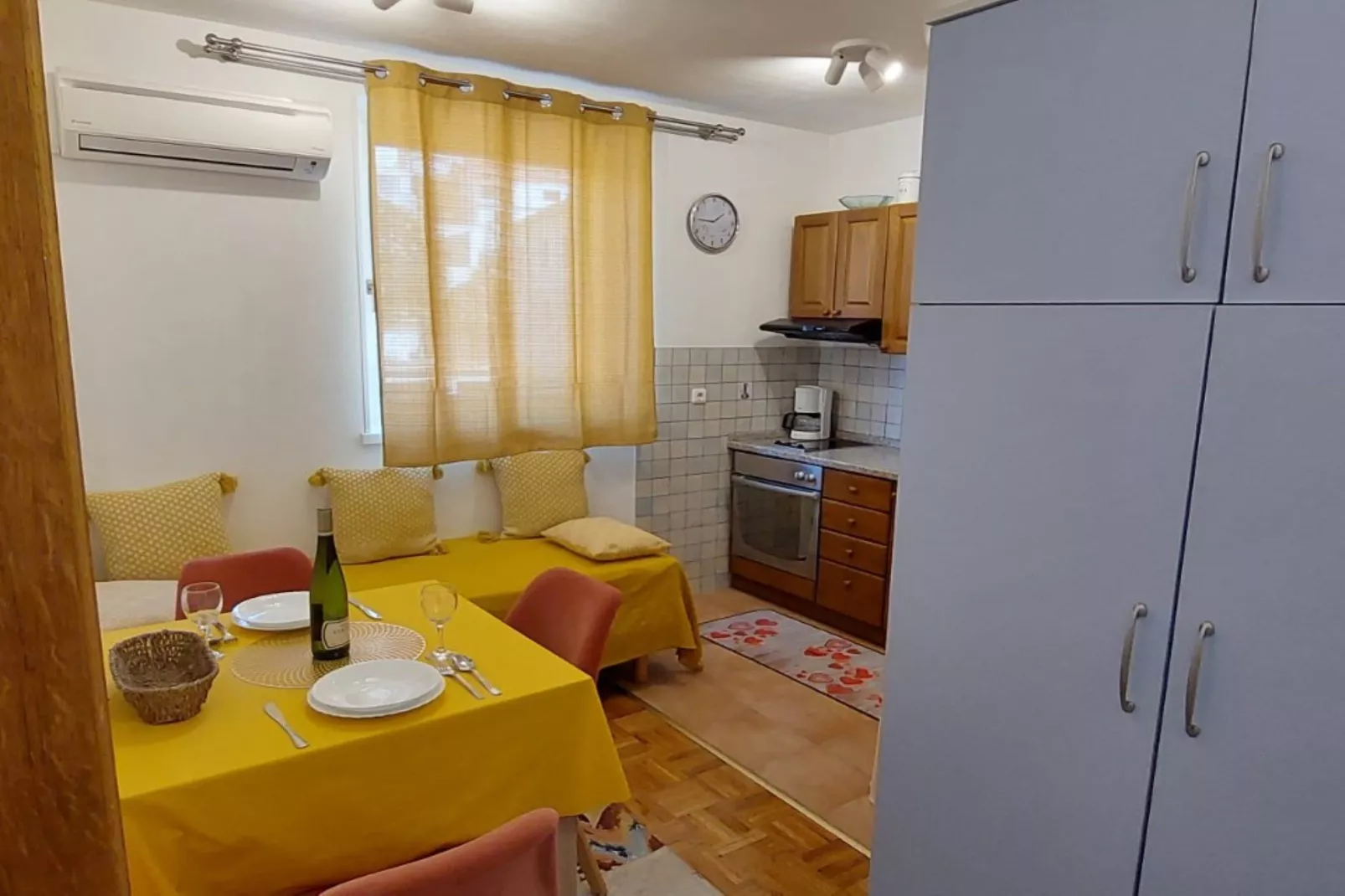 Charming Crikvenica Beachfront Apartment - One Bedroom Apartment - Salle à manger