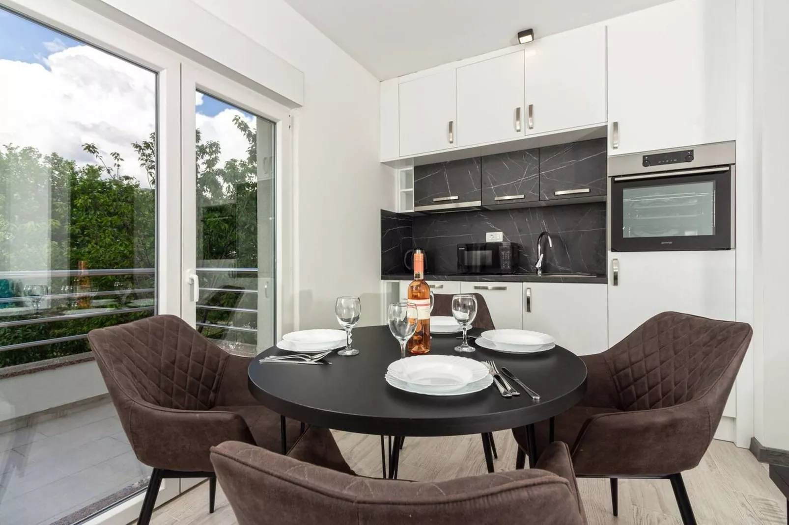 Modern Apartments with Private Balcony - Deluxe One Bedroom Apartment (Owner S3) - Esszimmer