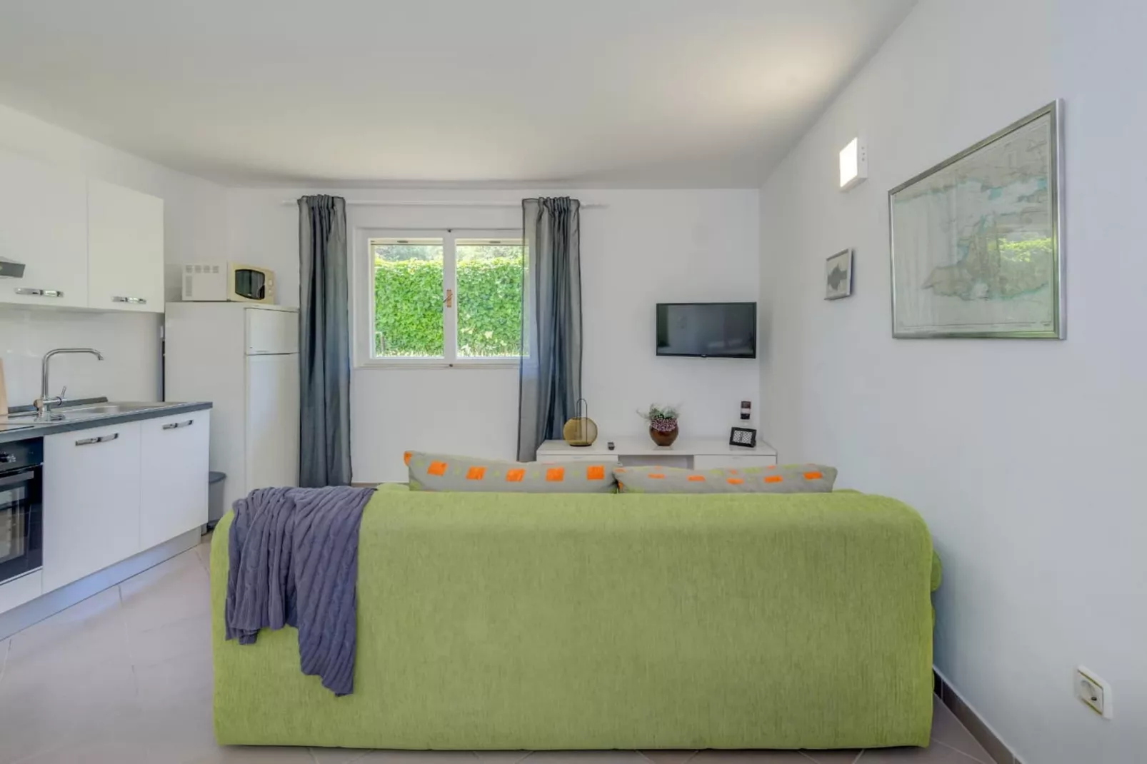 Seaside Getaway Holiday Home with Patio Slatine - Three Bedroom Holiday Home - Kitchen