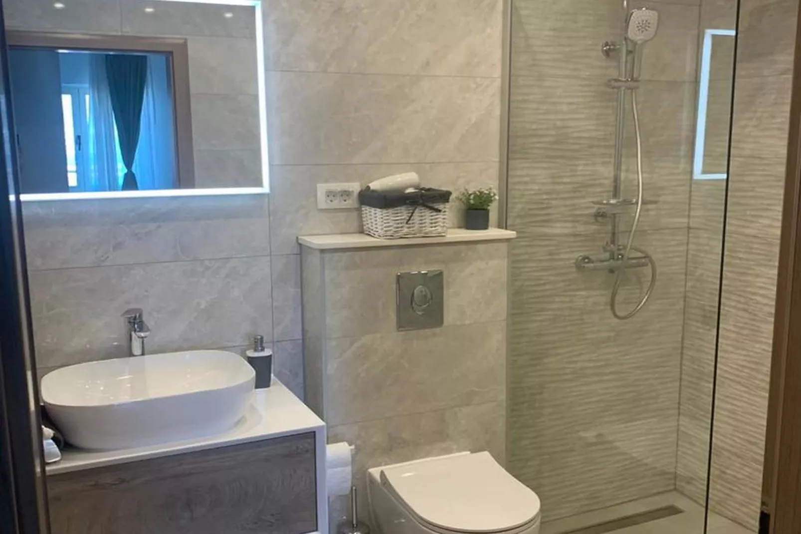 Mastrinka Bright Apartment with Free Parking and Modern Amenities - Two Bedroom Apartment - Bathroom