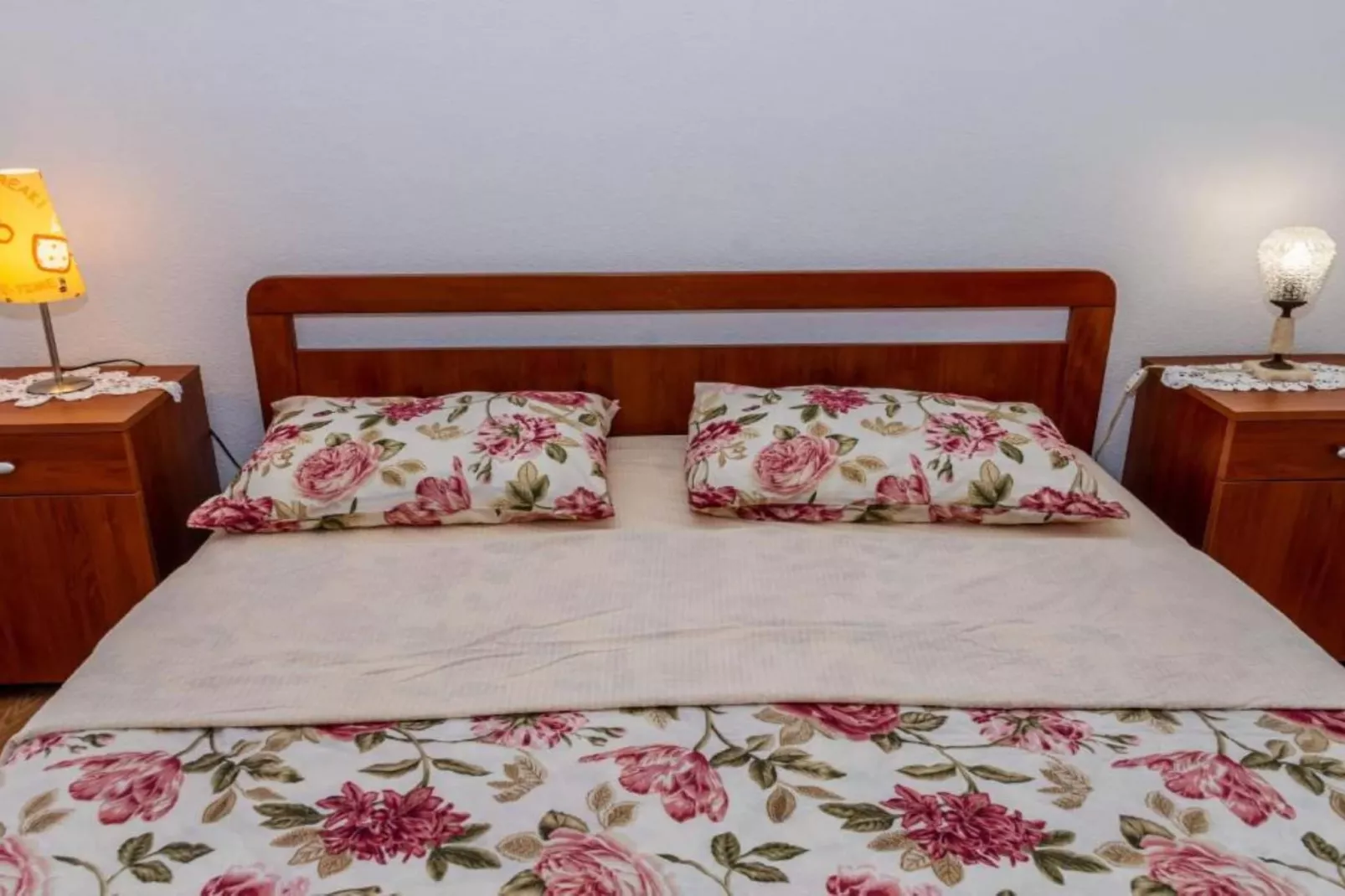 Charming and Cozy Okrug Gornji Apartment with Balcony - One Bedroom Apartment with Balcony - Schlafzimmer