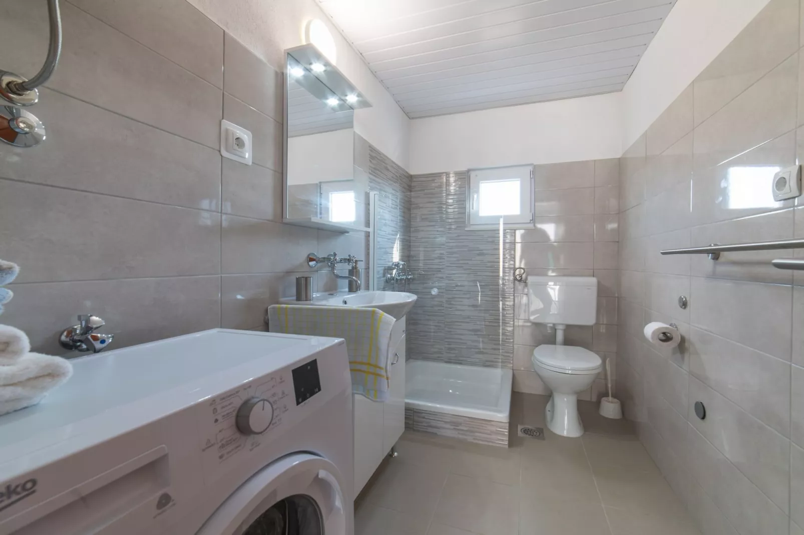 Serene Retreat Holiday Home with Pool - Two Bedroom Holiday Home with Pool - Küche