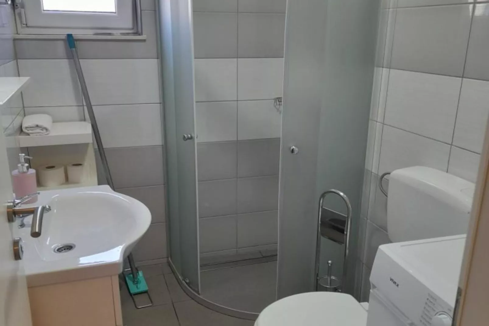 Peaceful Apartments Harfa- One Bedroom Apartment with Balcony and Partial Sea View 2 - Badezimmer