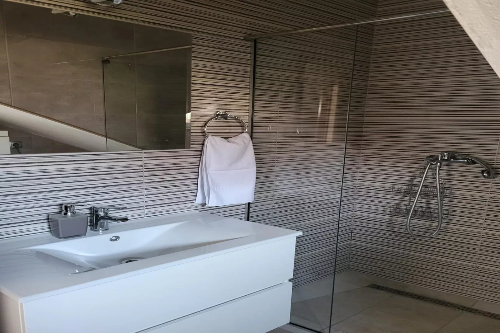 Elegant Trogir Apartment with Garden Terrace - Two Bedroom Apartment - Bathroom