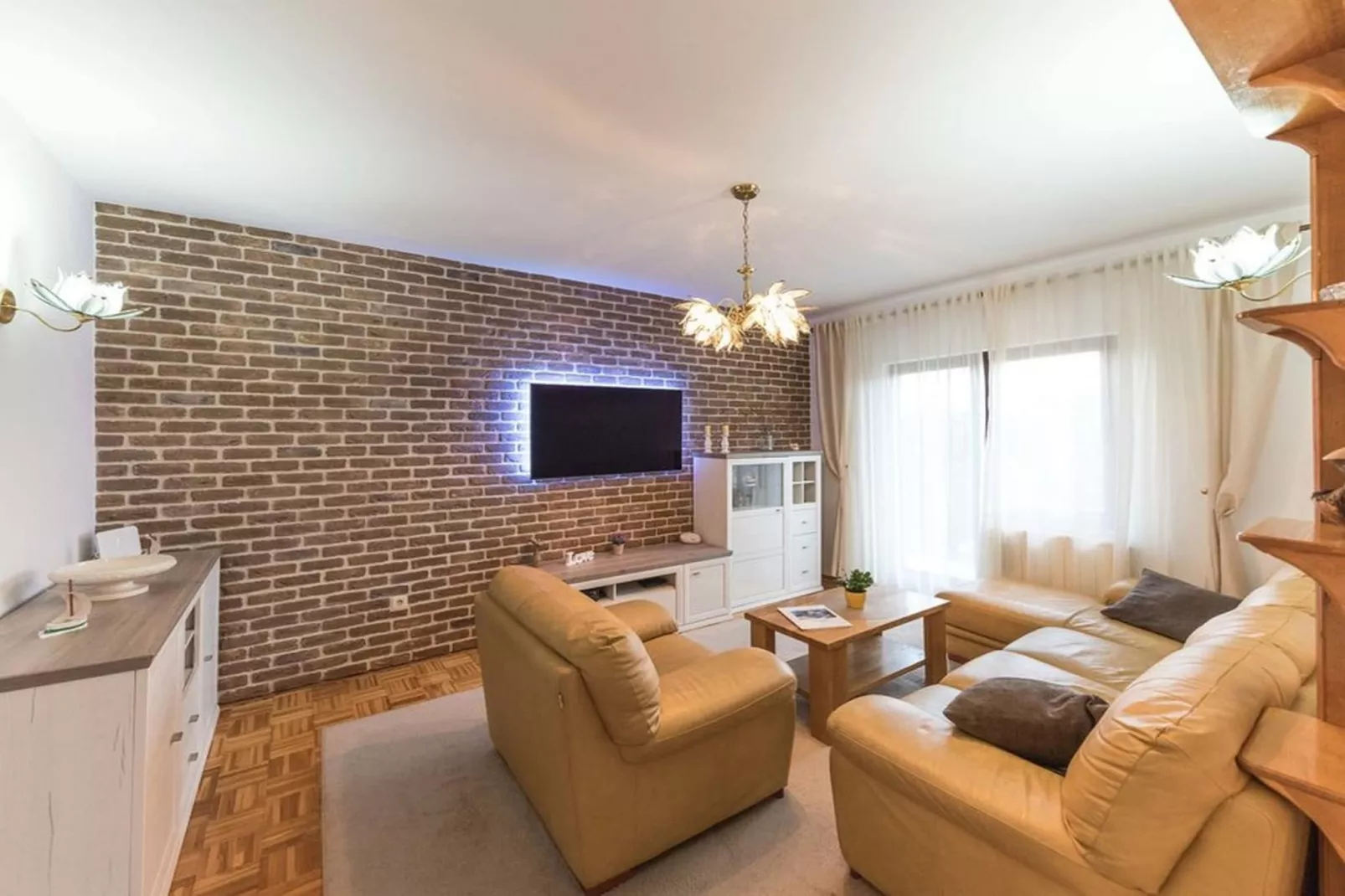 Relaxing Holiday Home with Pool, Fitness Area, and Entertainment Facilities - Six Bedroom Holiday Home - Wohnzimmer