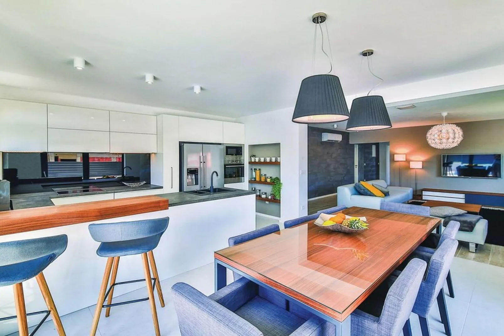 Modern Kastel Villa with Private Pool, Gym, and Large Outdoor Space - Eight Bedroom Villa - Wohnzimmer