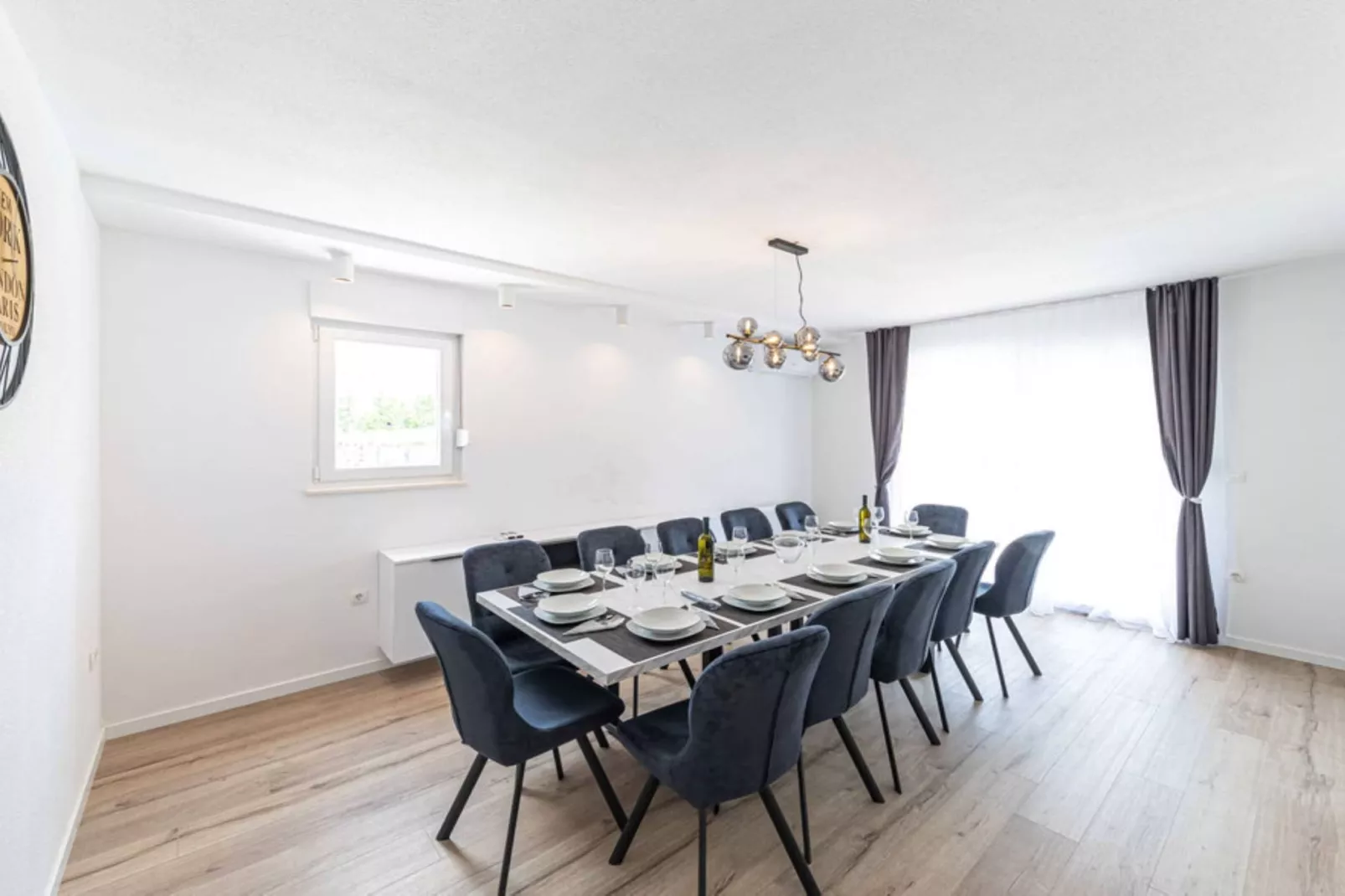 Expansive Retreat with Private Pool & BBQ, Near the Beach - Six Bedroom Villa - Esszimmer