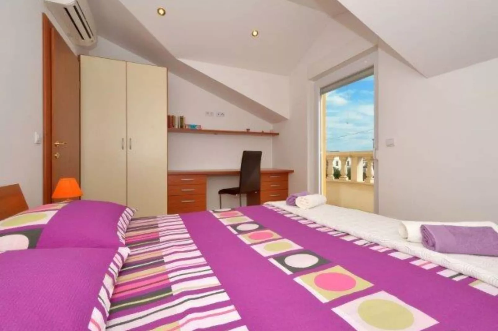 Bright Kaštela Apartment with Balcony and Private Parking - Two Bedroom Apartment - Schlafzimmer