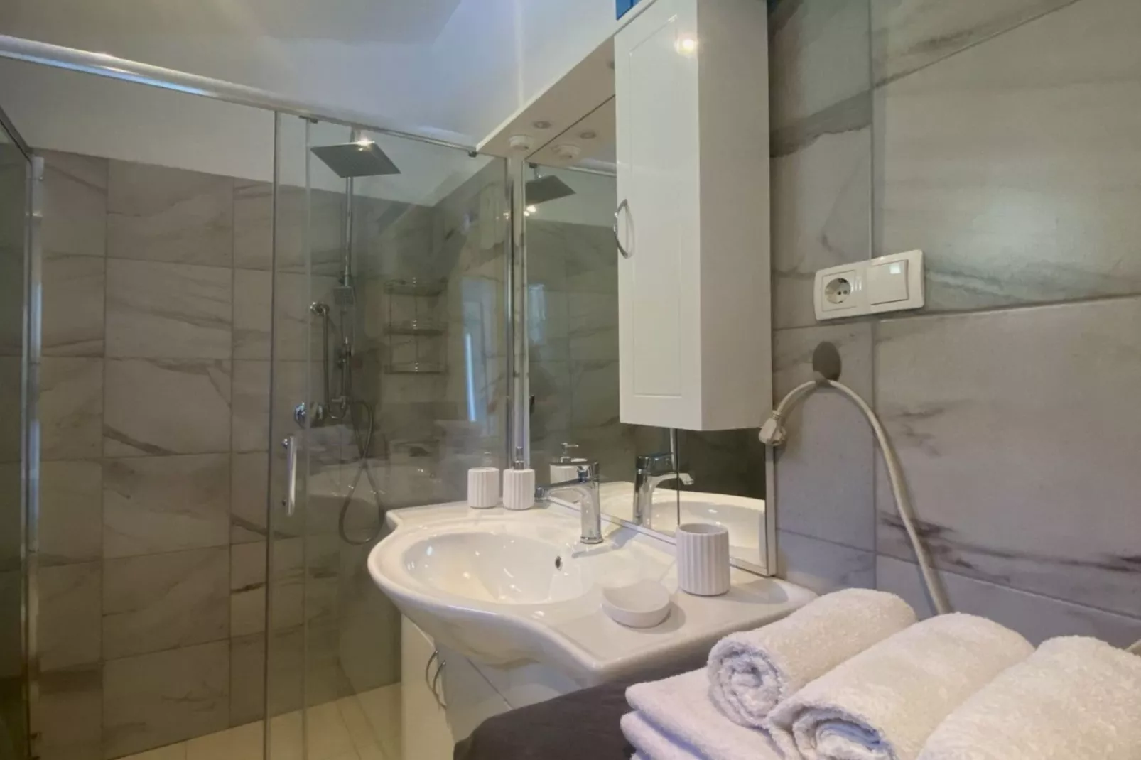 Luxury Lovran Apartments with Swimming Pool - Classic One Bedroom Apartment - Bathroom