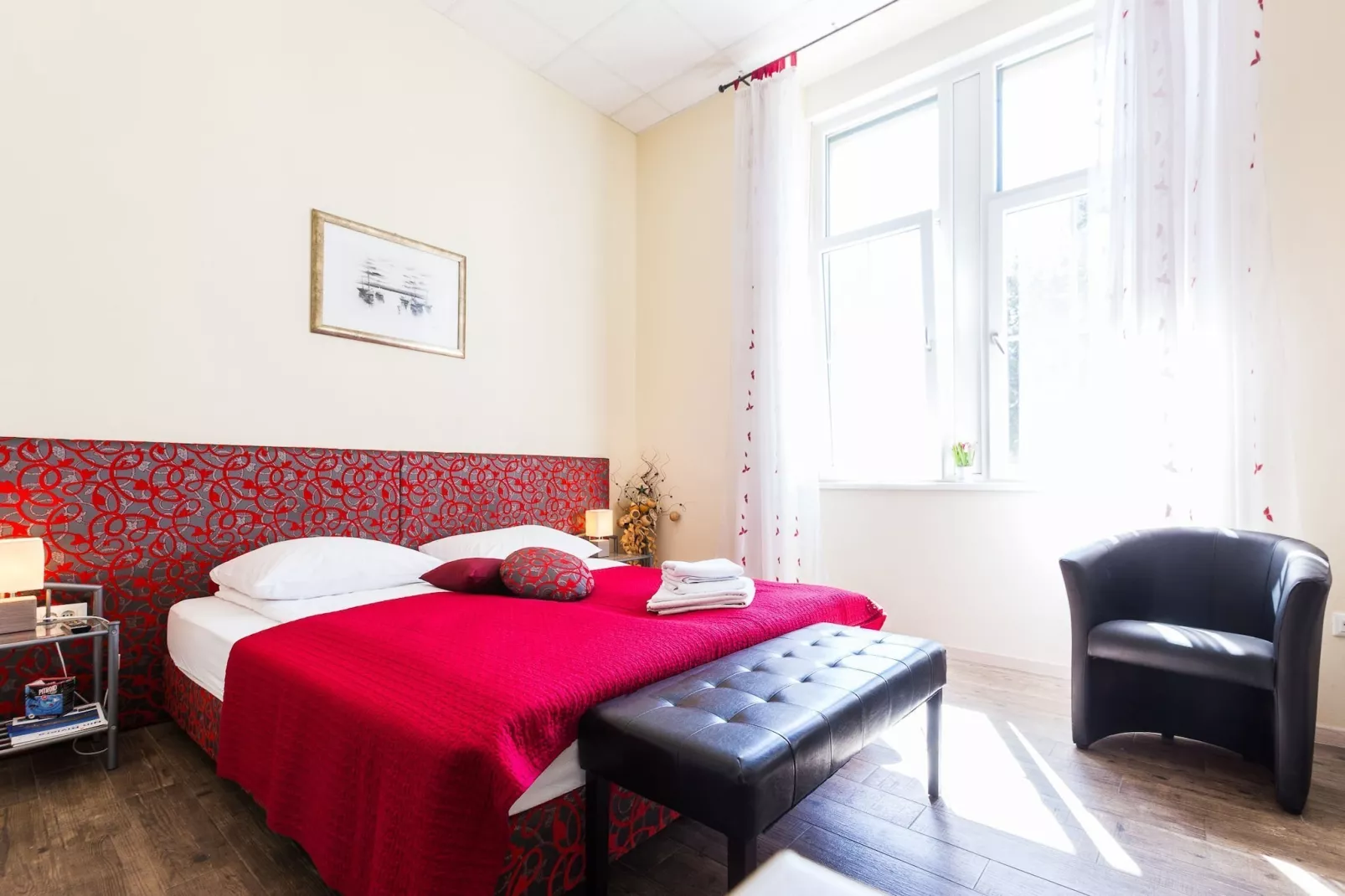 Charming and Historic Old Town Apartments - Studio Apartment - Schlafzimmer