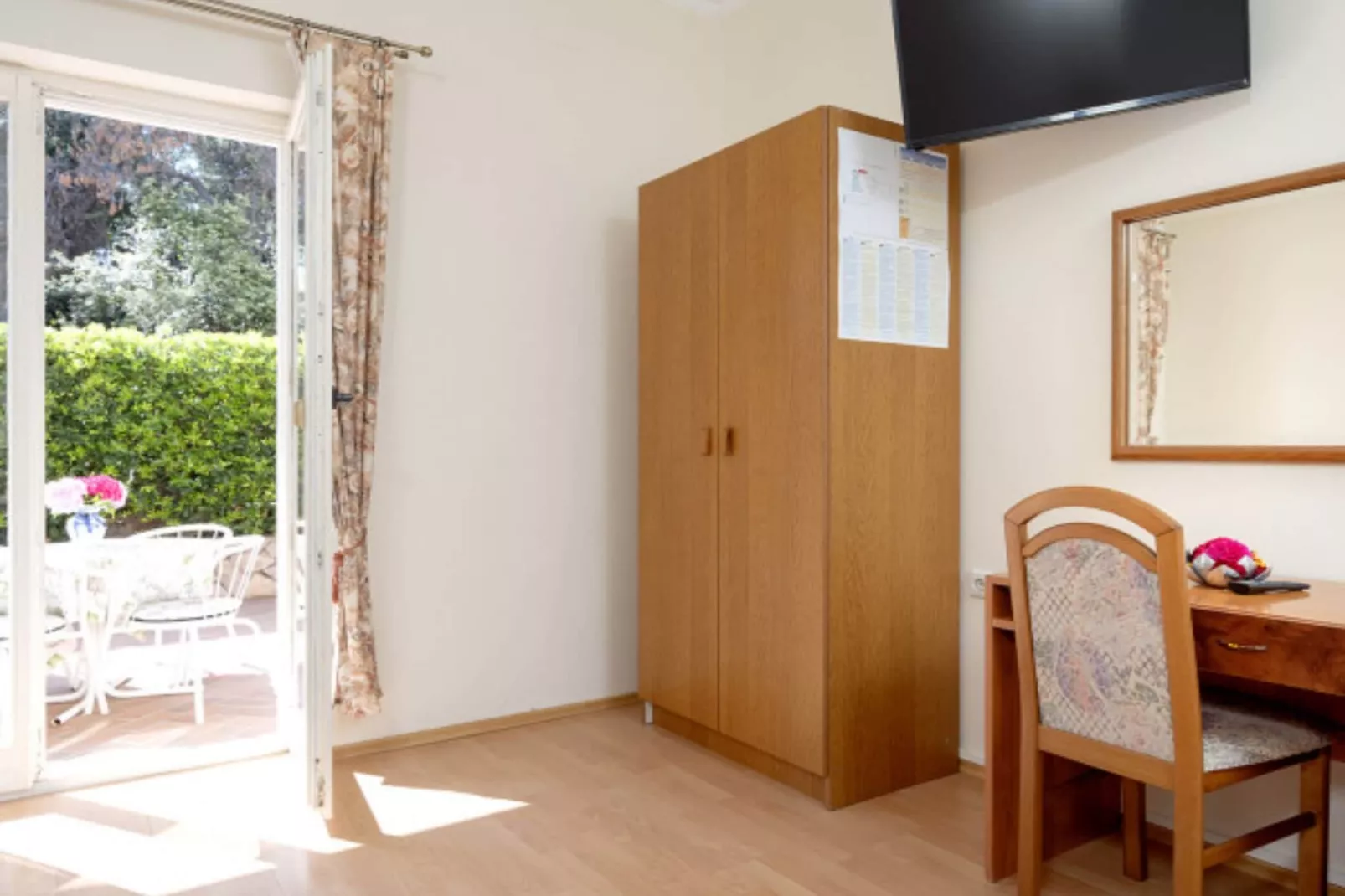 Studio (A2) - Bedroom