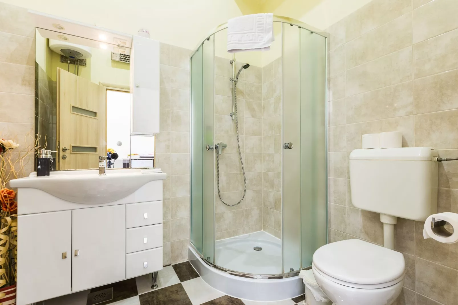 Charming and Historic Old Town Apartments - Double Room - Bathroom