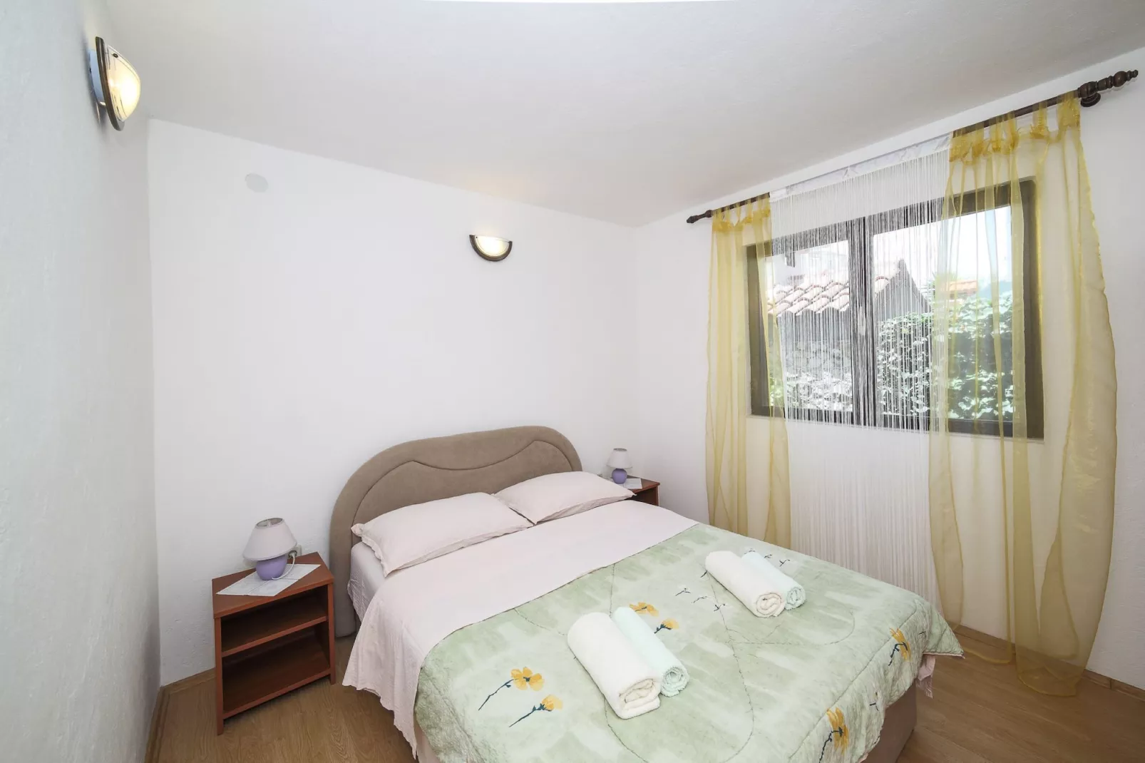 Cozy Beachfront Holiday Home Slatine - Five Bedroom Holiday Home with Terrace and Sea View - Bedroom