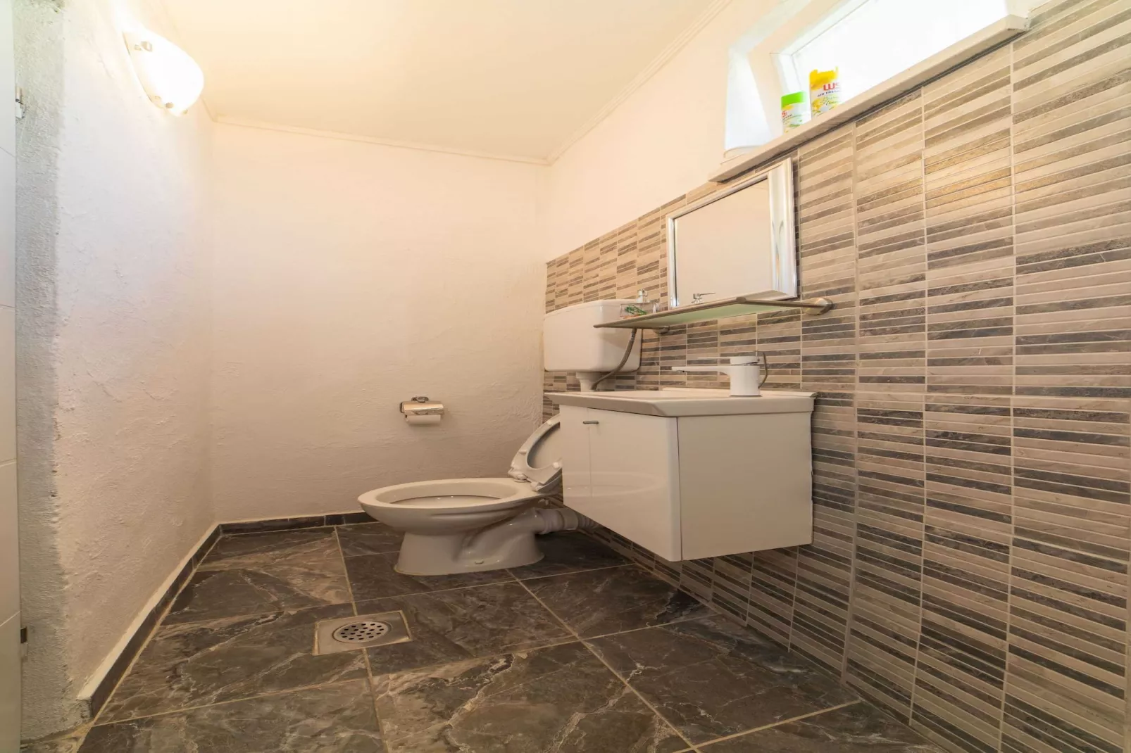 Tranquil and Stylish Apartment Kastel Novi - Studio Apartment with Garden - Badezimmer