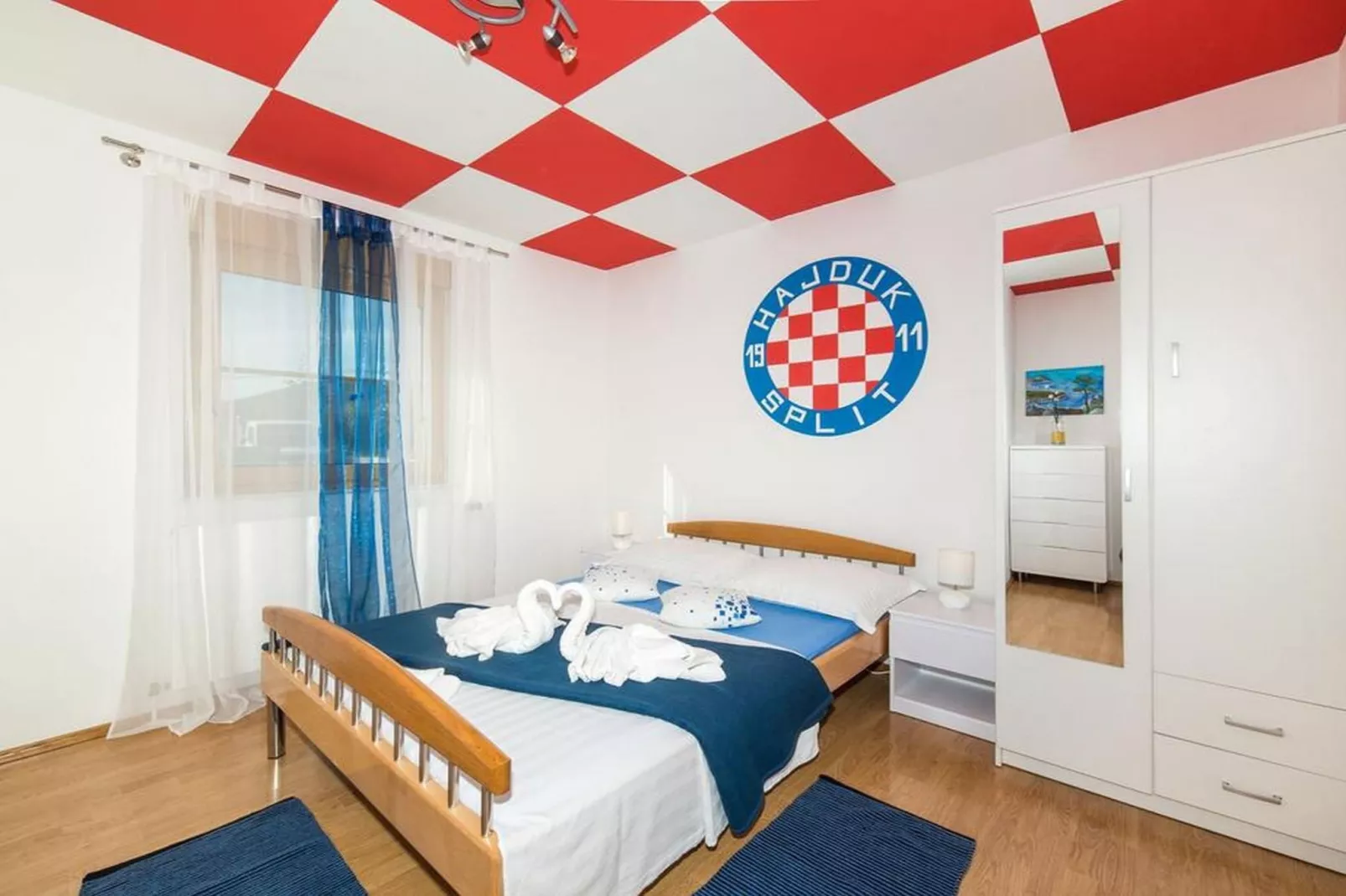 Spacious Holiday Home with Pool and Hot Tub in Kastel Stari - Four Bedroom Holiday Home with Pool - Bedroom
