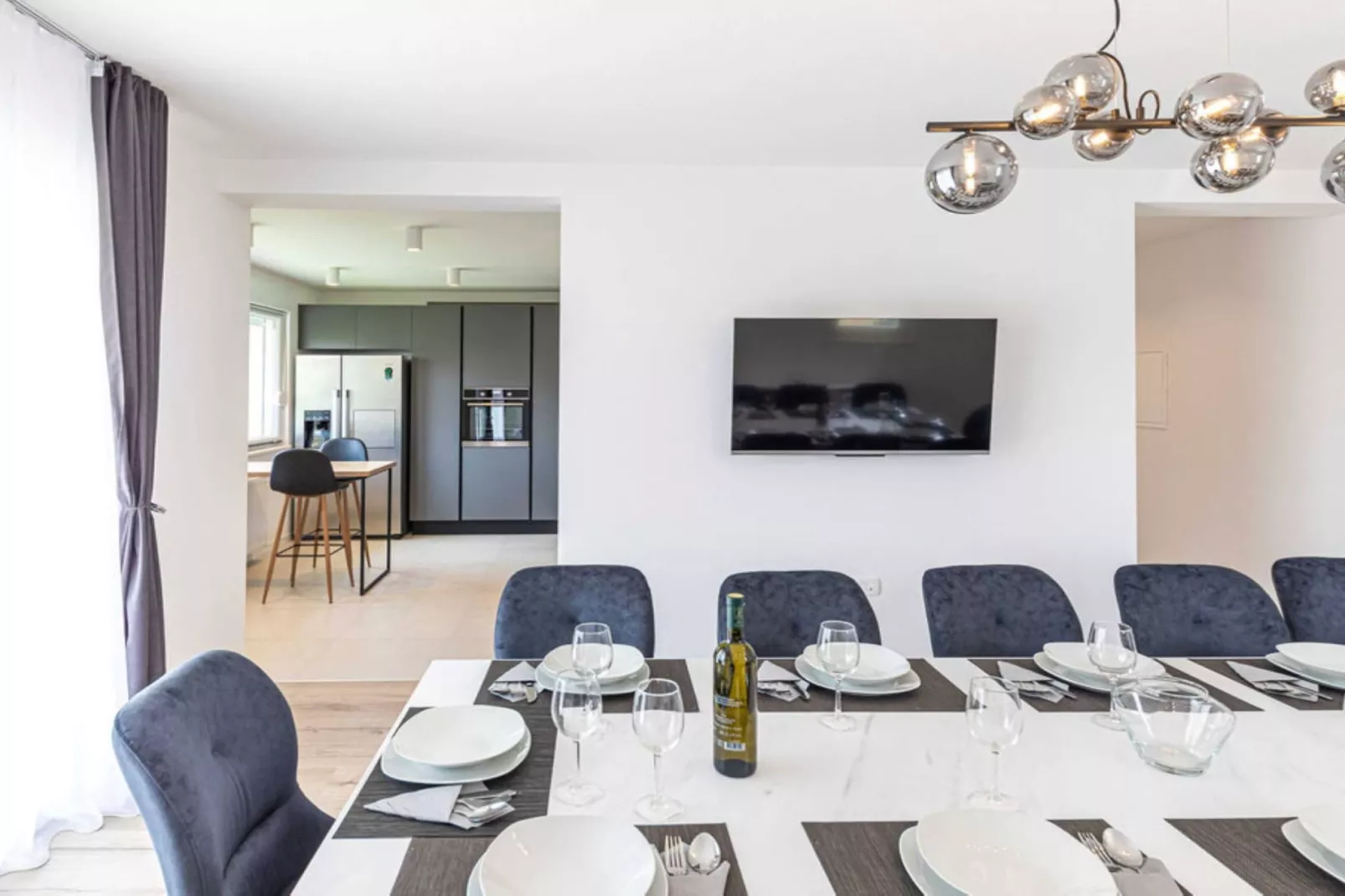 Expansive Retreat with Private Pool & BBQ, Near the Beach - Six Bedroom Villa - Esszimmer
