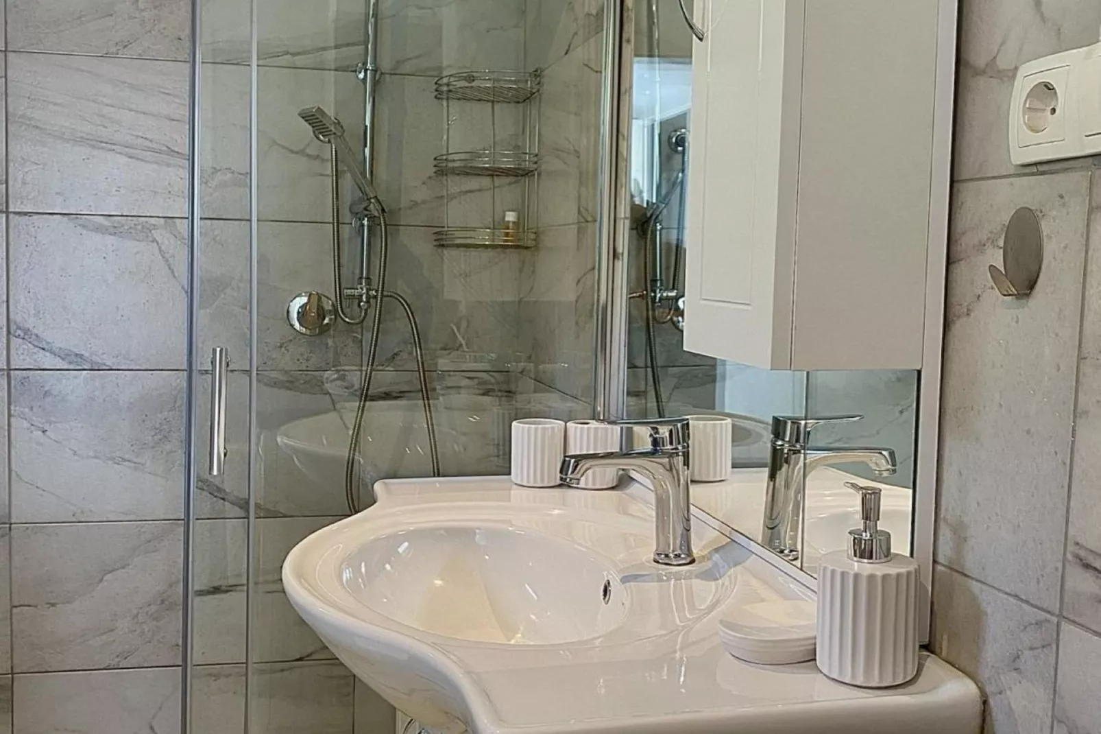 Luxury Lovran Apartments with Swimming Pool - Classic One Bedroom Apartment - Bathroom
