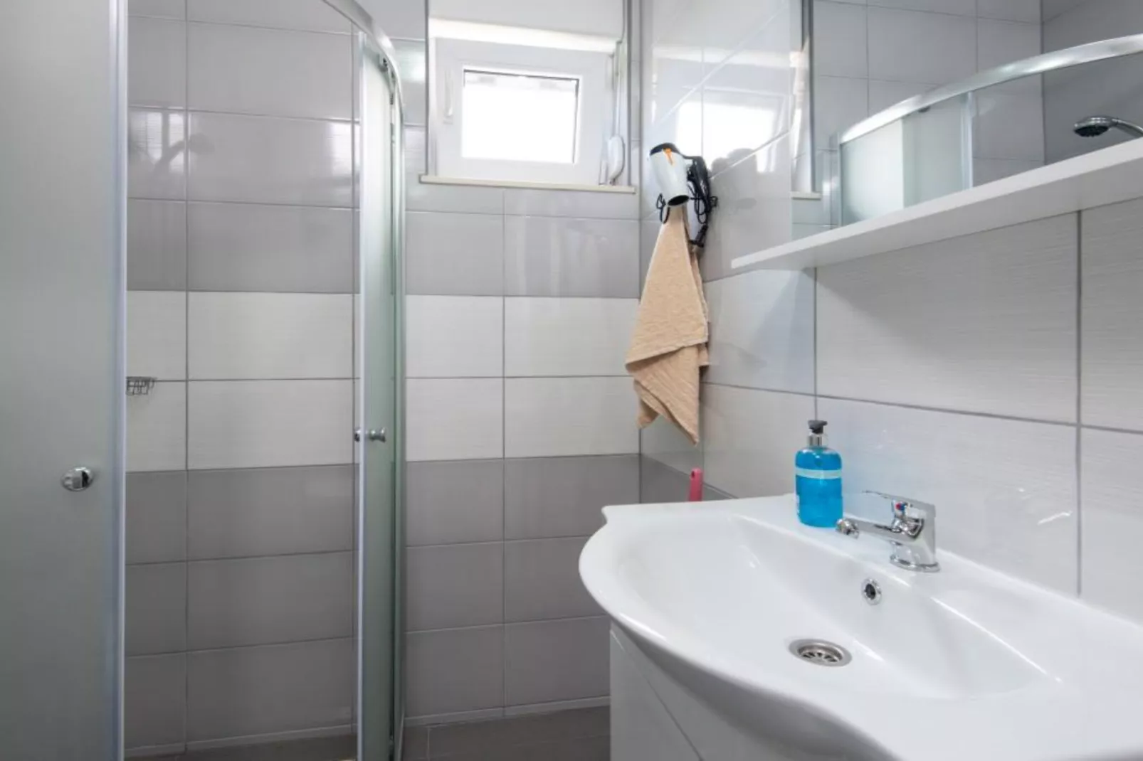 Peaceful Apartments Harfa-One Bedroom Apartment with Balcony and Partial Sea View 1 - Badezimmer