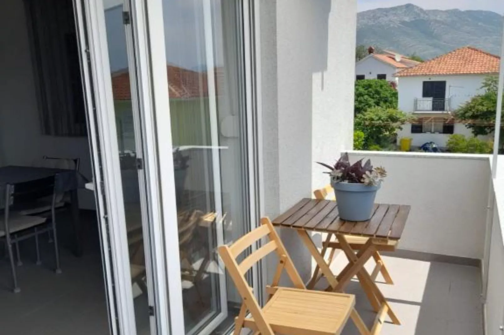 Peaceful Apartments Harfa- One Bedroom Apartment with Balcony and Partial Sea View 2 - Terrasse/Balkon