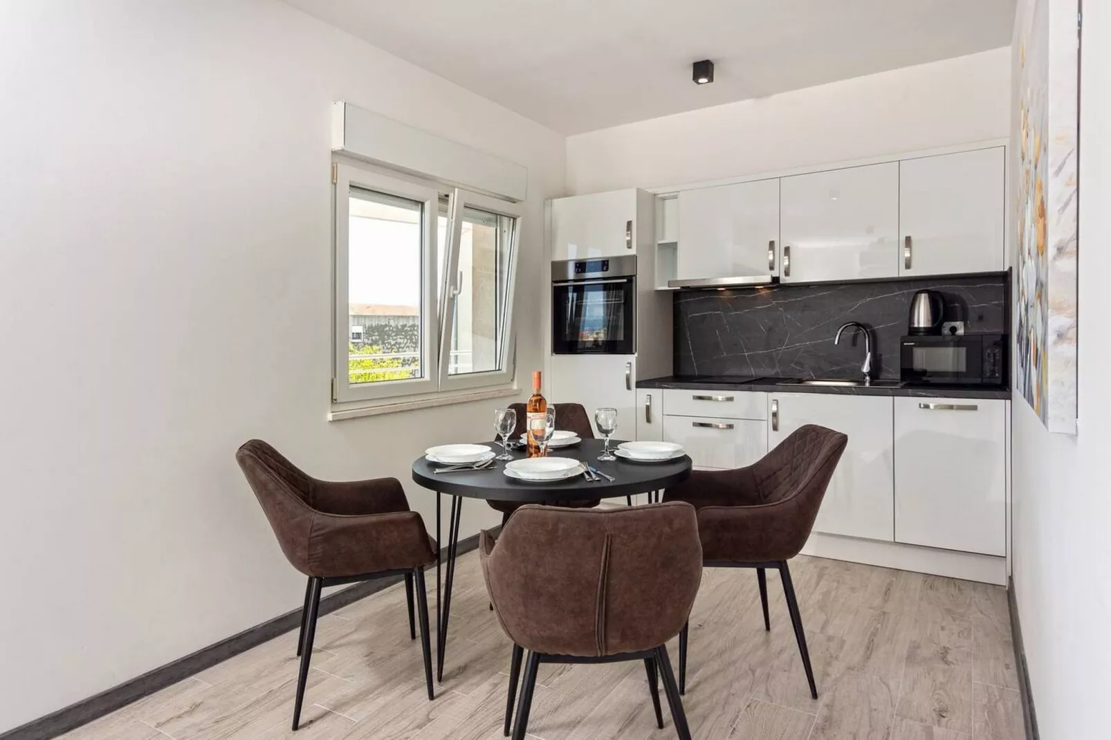 Modern Apartments with Private Balcony - One Bedroom Apartment (Owner S1) - Esszimmer